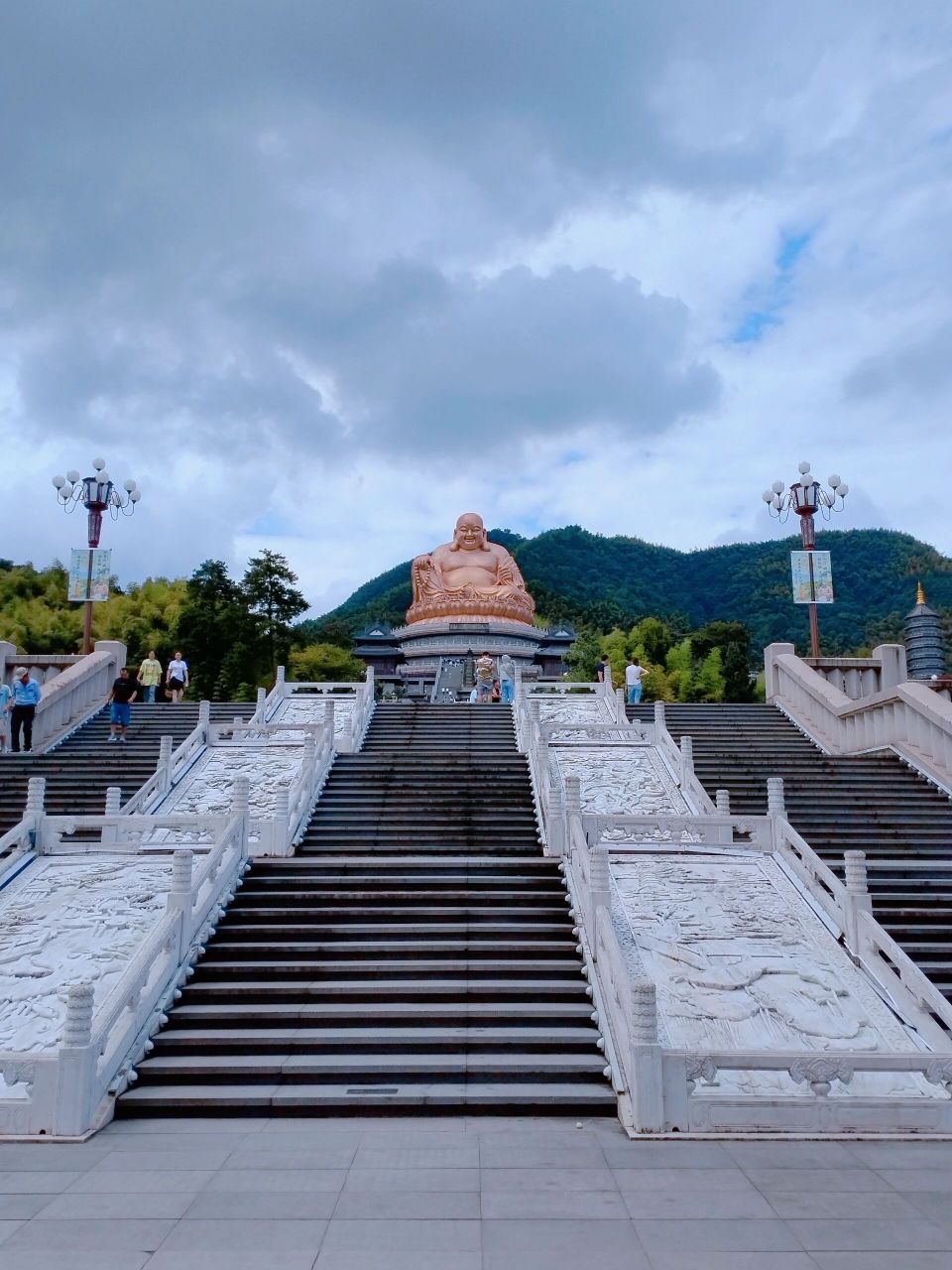 中国五大佛教名山之一雪窦山 雪窦山位于浙江宁波奉化溪口,自晋代开山