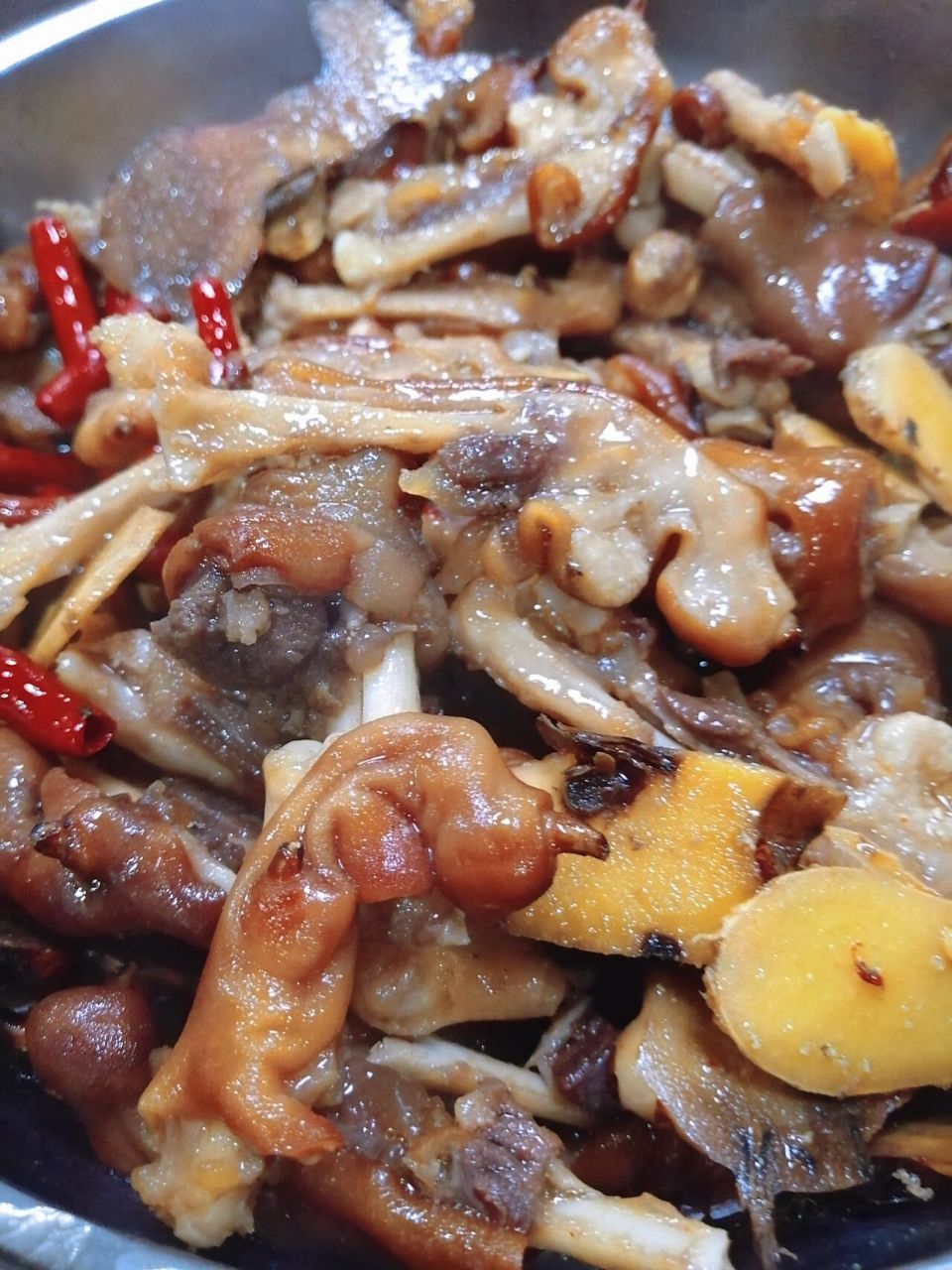 脆皮狗肉经常吃到,纯狗爪就好几年没吃了,印象最深的是在宾阳吃过酸辣