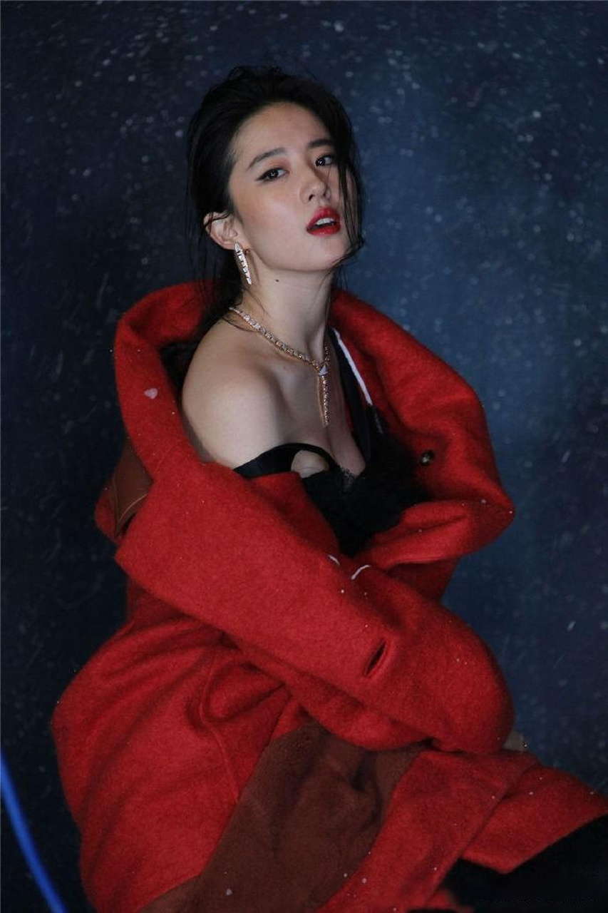 刘亦菲|天仙姐姐的生图,状态怎么样?红色的大衣穿出别样的时尚感.娱乐