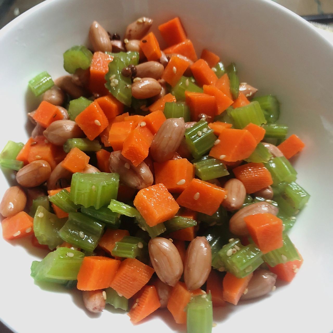 芹菜胡萝卜小凉菜 最近流行性感冒 昨天早晨起床嗓子痛 然后下午就