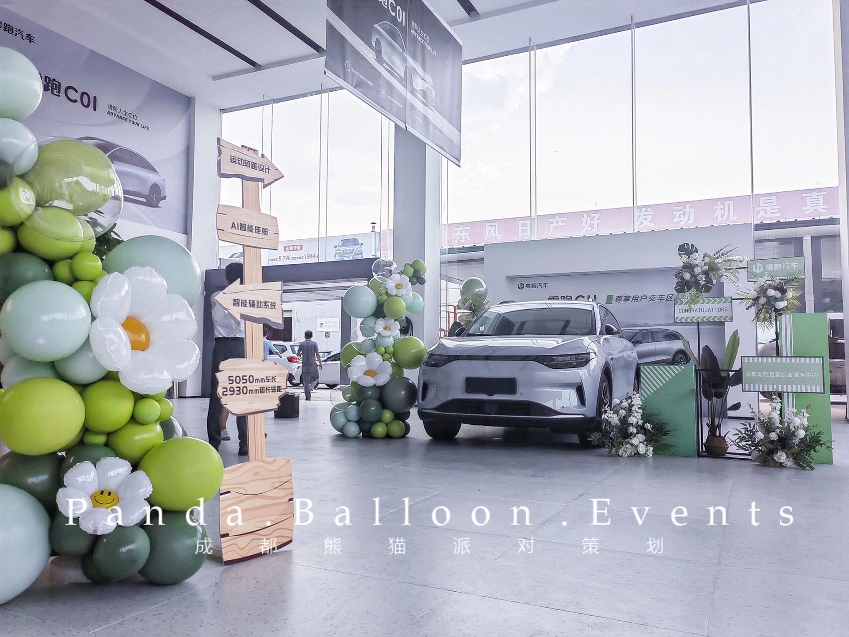 效果赞爆99展车美陈|花艺气球物料综合布置 