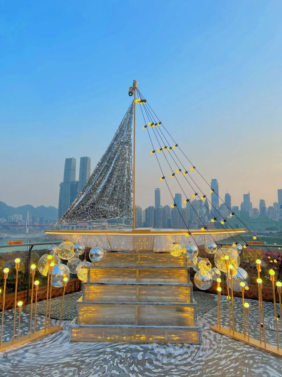 属于重庆的海边浪漫:逐浪艺术节 南滨路广场 有蓝白的帆船,希腊的建筑