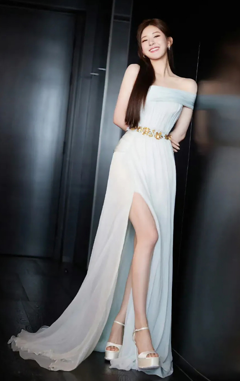 🤔赵露思的腿被修图修得太过火了吧,看起来好像有一米八那么长,工作