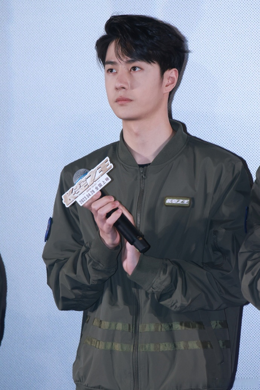 王一博长空之王上海路演生图王一博长空之王上海路演生图,皮肤真好