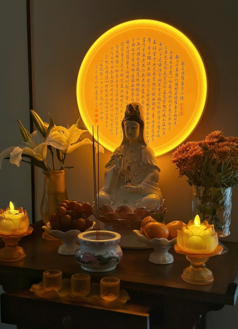 神像一般都要放在家中干净又安静的地方,千万不要随意放在储物间,也不