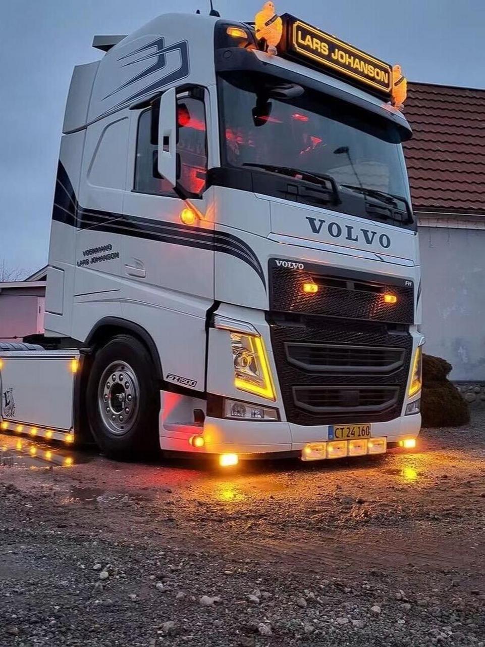 volvo truck  靓丽白 拉花 男人的热爱就是这么干净  