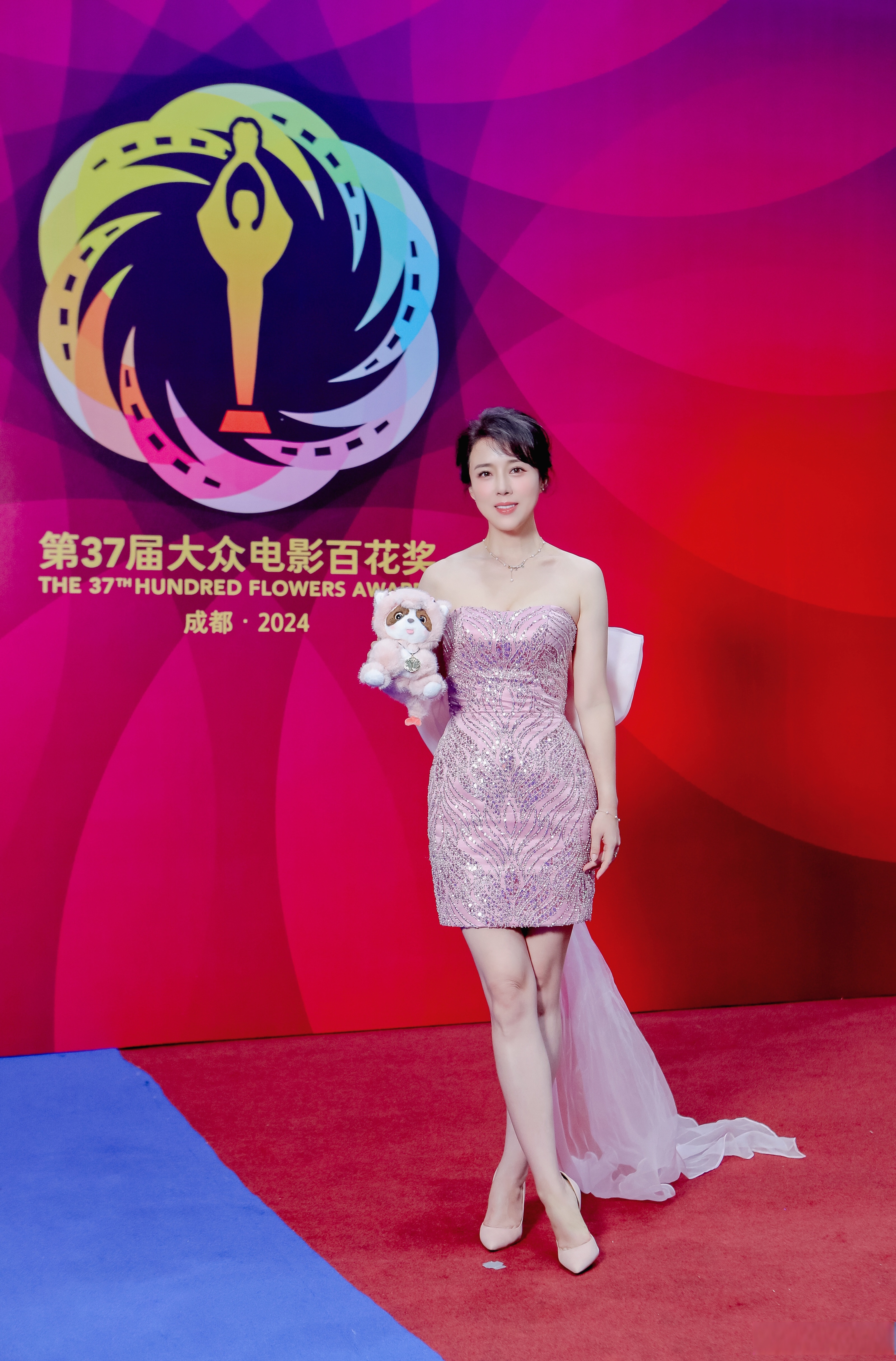 第37届大众电影百花奖颁奖典礼##颜丹晨# 为#赵丽颖# 颁发出本年度