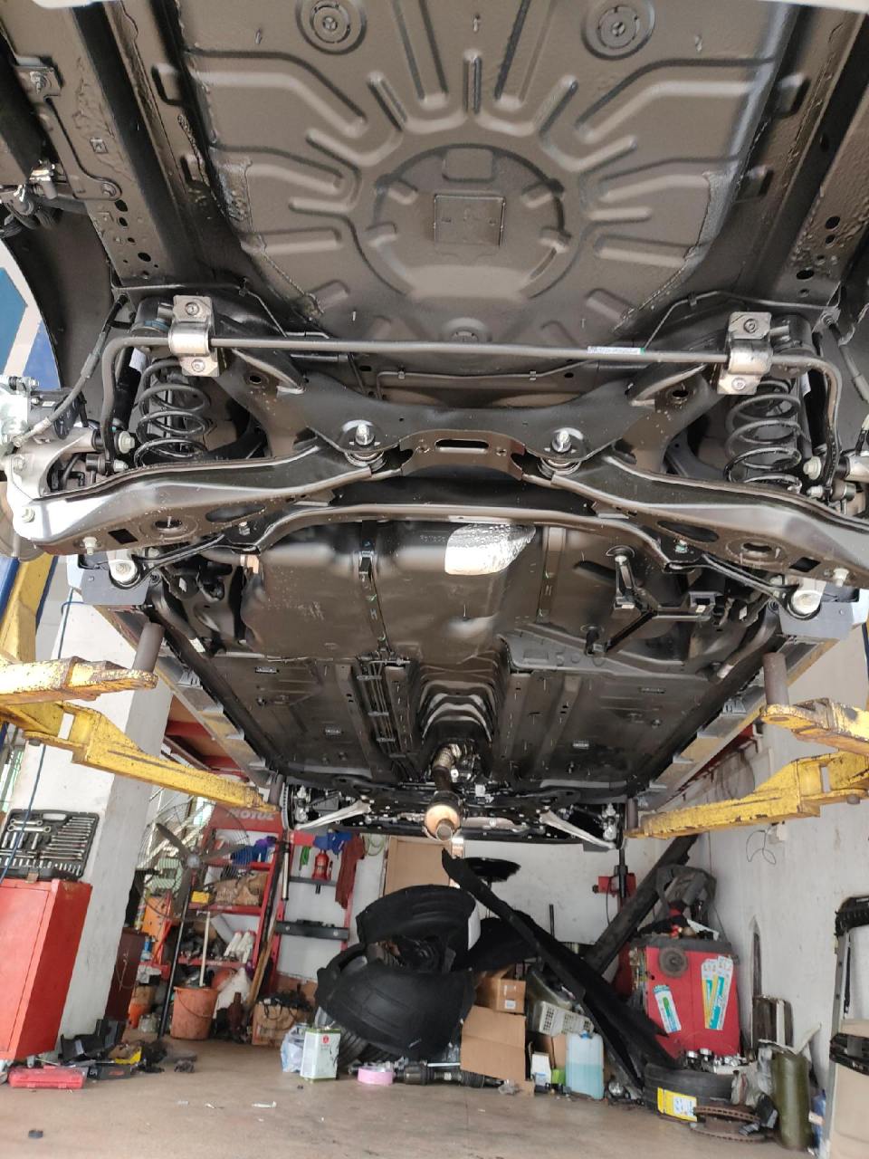 新款蒙迪欧新车下地喷个底盘装甲