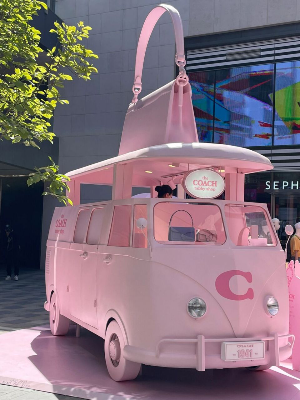 coach粉色车免费抽奖 就想中个冰淇淋 逛街偶遇了coach粉色冰淇淋车