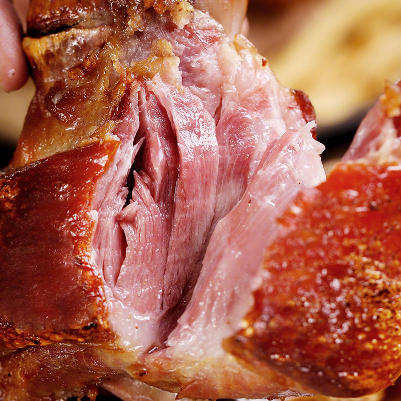 猪肉在屠宰车间完成宰杀,基础切割后就会被冷链车运送到加工车间进行