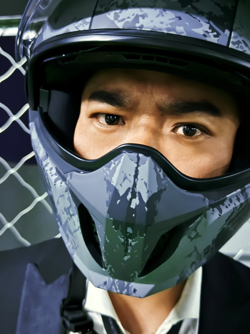 听说西装跟机车更配90 #我的上班通勤穿搭# 这个头盔好看吗?