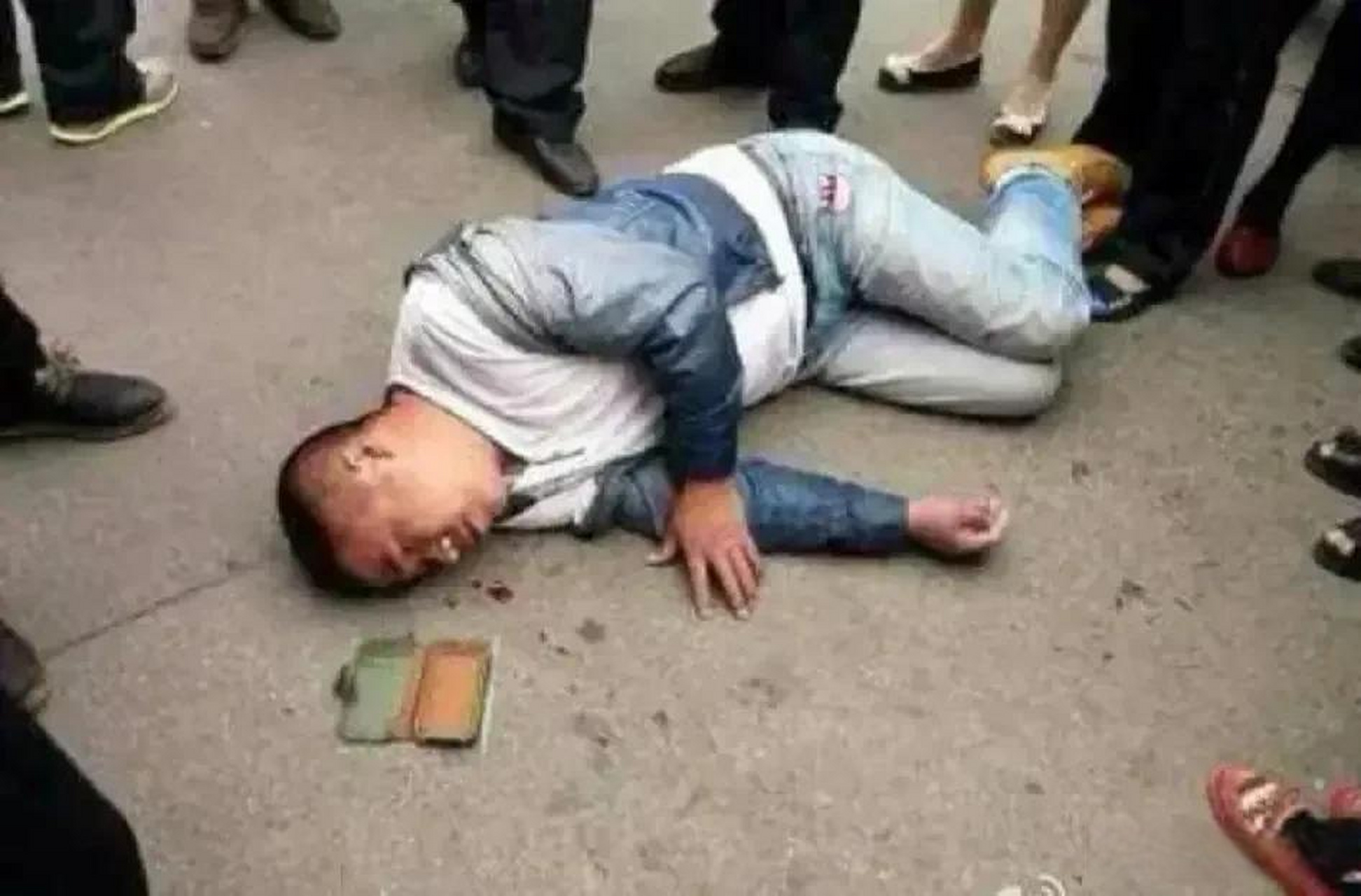 温州苍南5名城管打人遭千人围殴事件, 是的你没看错,城管被千人殴打.