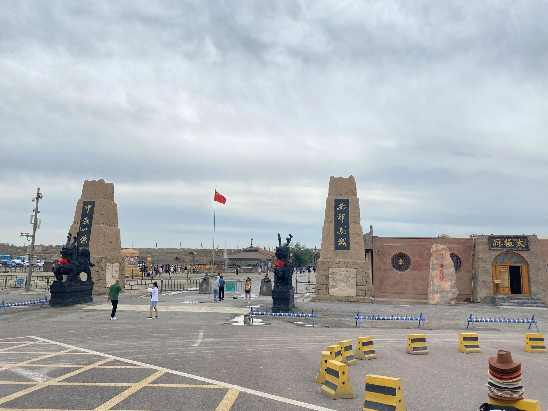 第2天:从银川站打车到酒店办理入住后参一日团(游玩镇北堡西部影视城