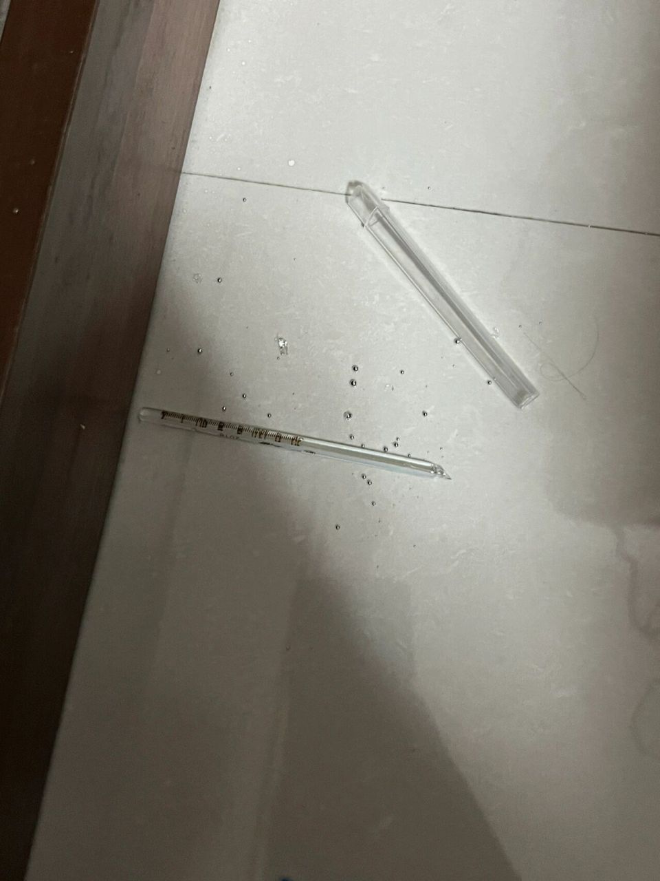 体温计摔碎了!还有小小的掉缝里了,不知道会不会挥发得快?