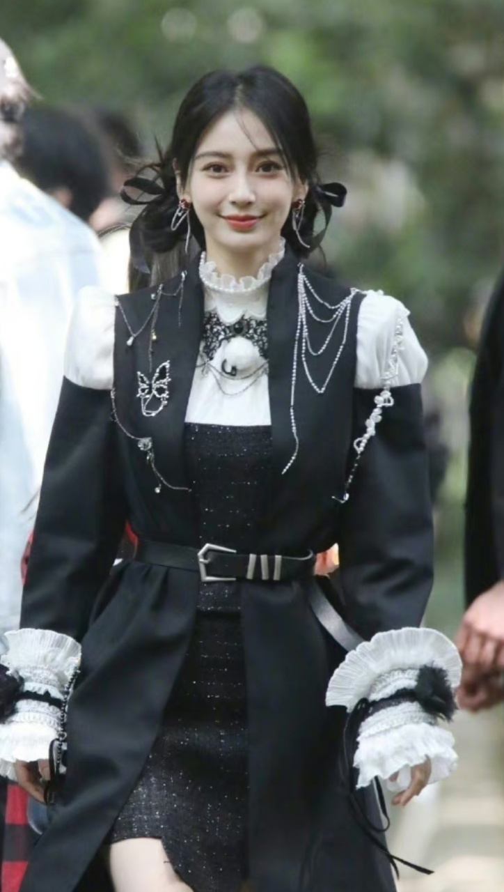奔跑吧#angelababy似乎什么裙子衣服穿上都很高大上,其她人穿了就