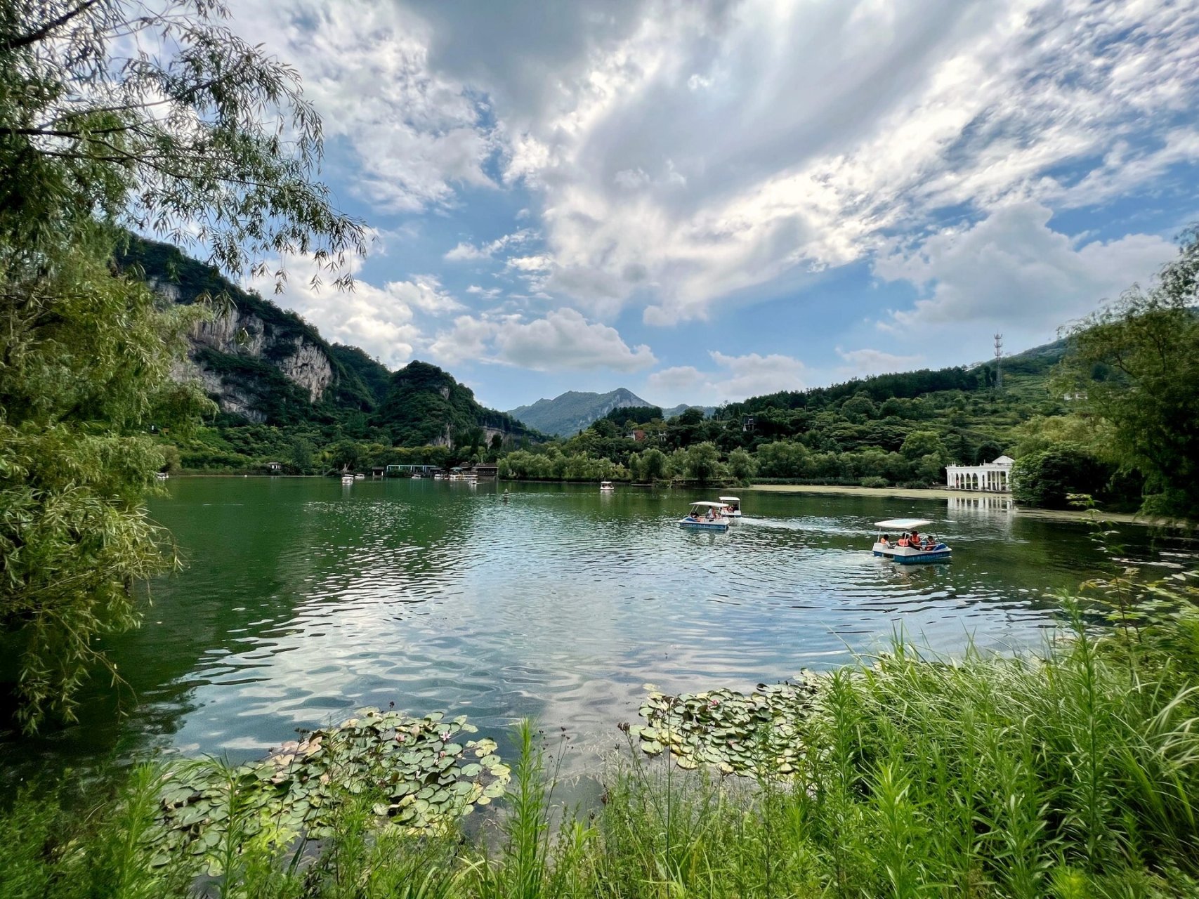 这里有缩小版的杭州西湖三潭印月,悬空玻璃栈道,天门洞;小西湖