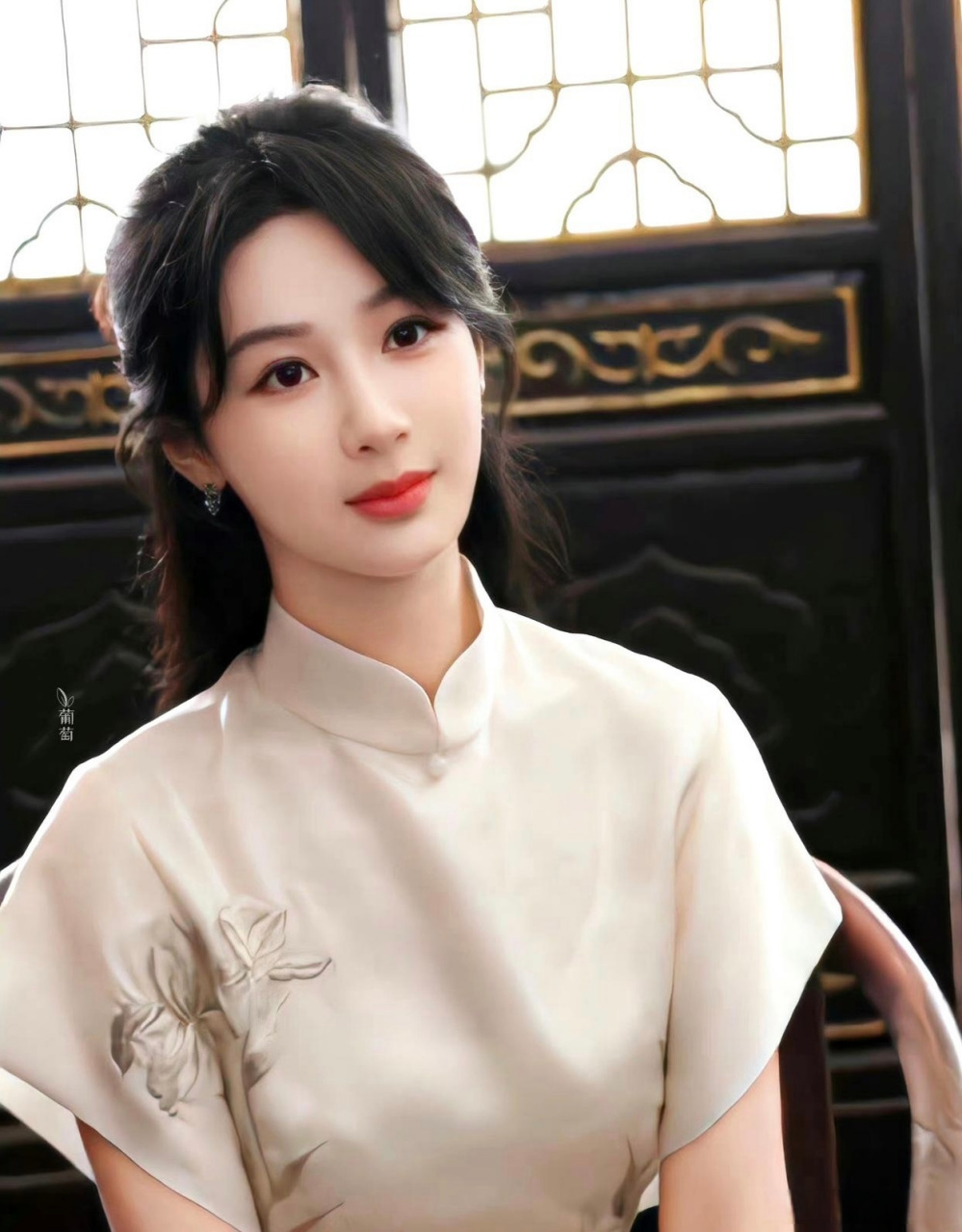杨紫这组妆造,是民国风小白花天花板了吧