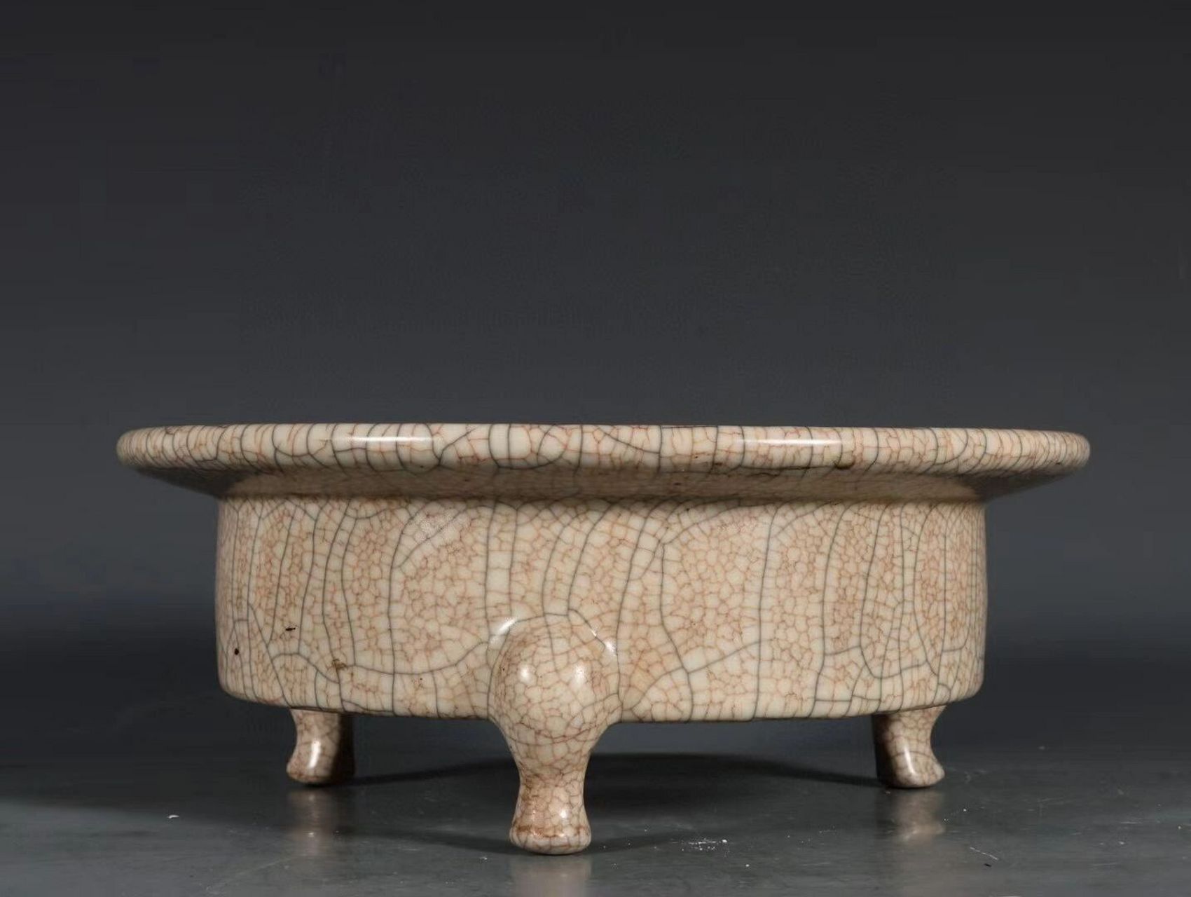 南宋哥窑米色釉三足盘口洗      尺寸～高8.4口径21.8底径17公分