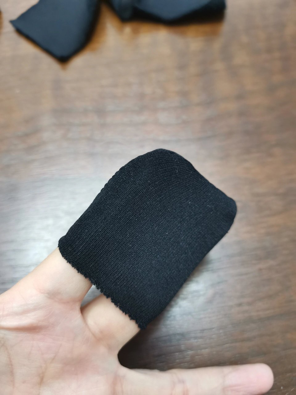 旧衣服改造椅子脚套 之前买的椅子脚垫是毛毡的,需要自己剪裁贴上去