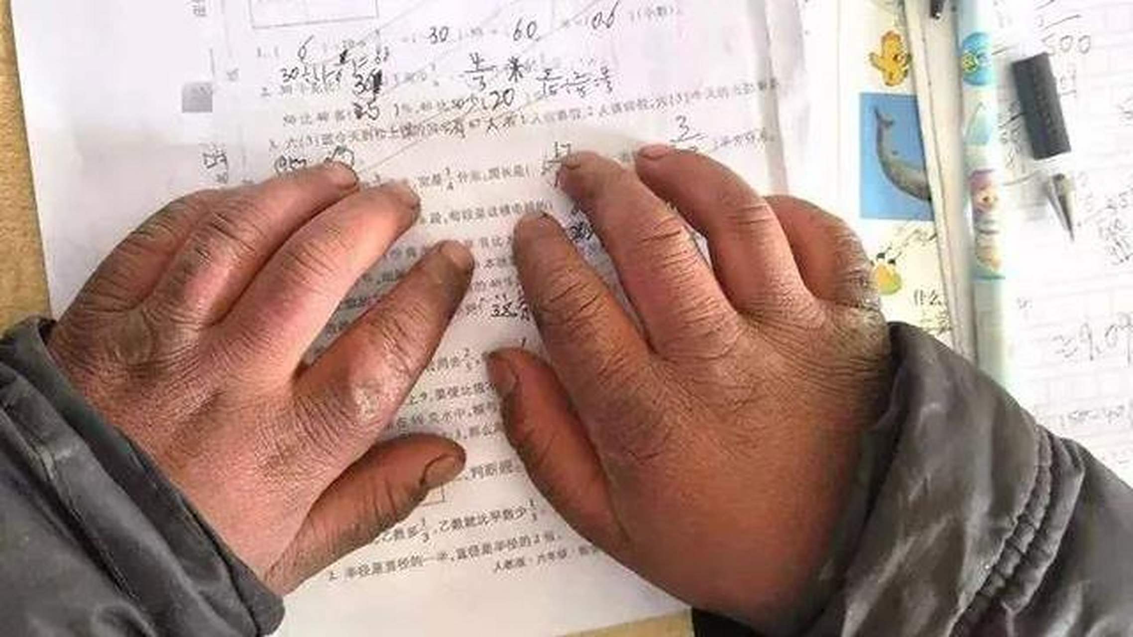 5公里上学感动人心,引来大批善心人士向其捐款,如今"冰花男孩"过得