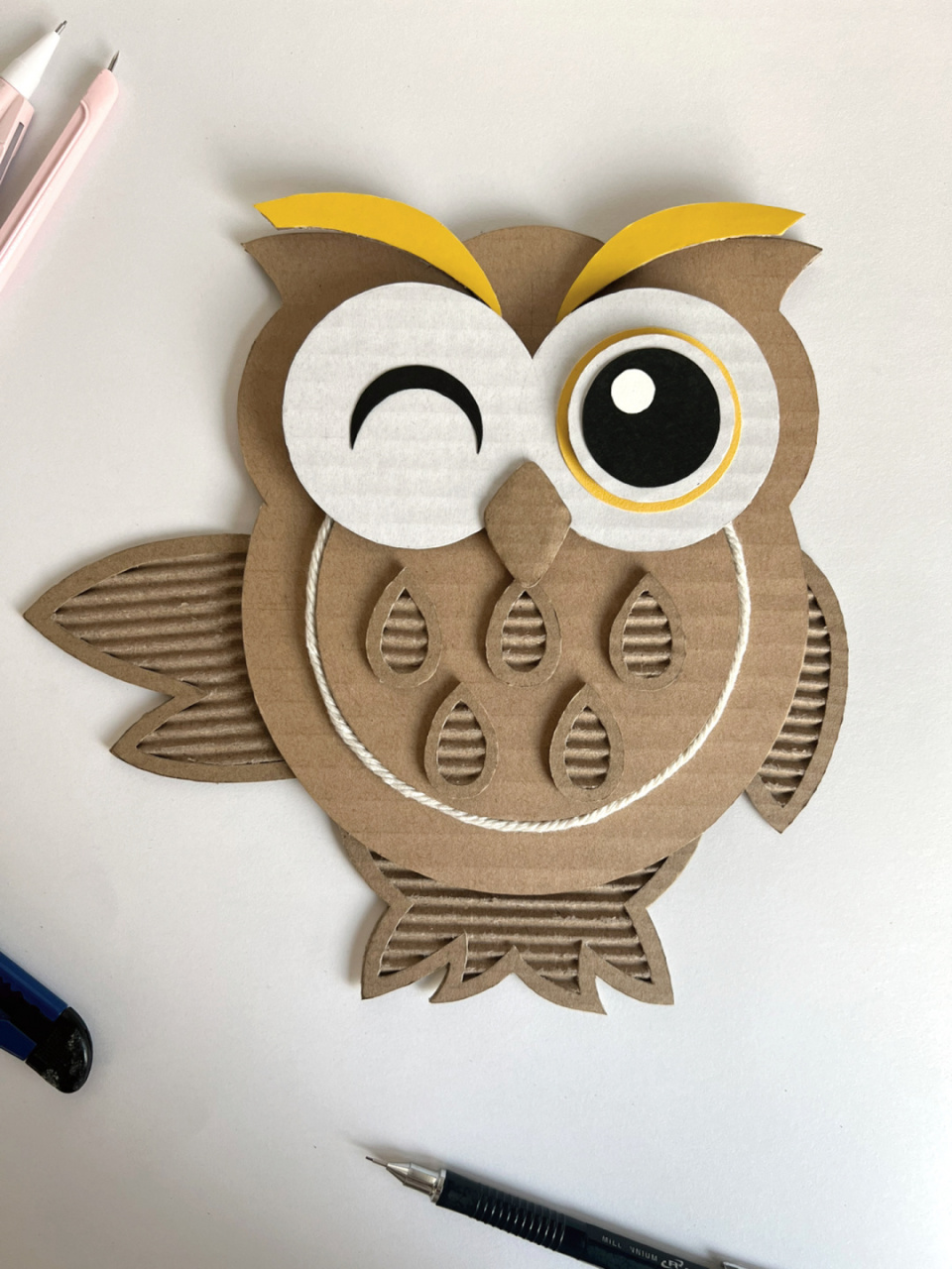 快递箱改造|幼儿园纸皮画环创《猫头鹰》🦉 材料:快递箱废纸皮,卡纸