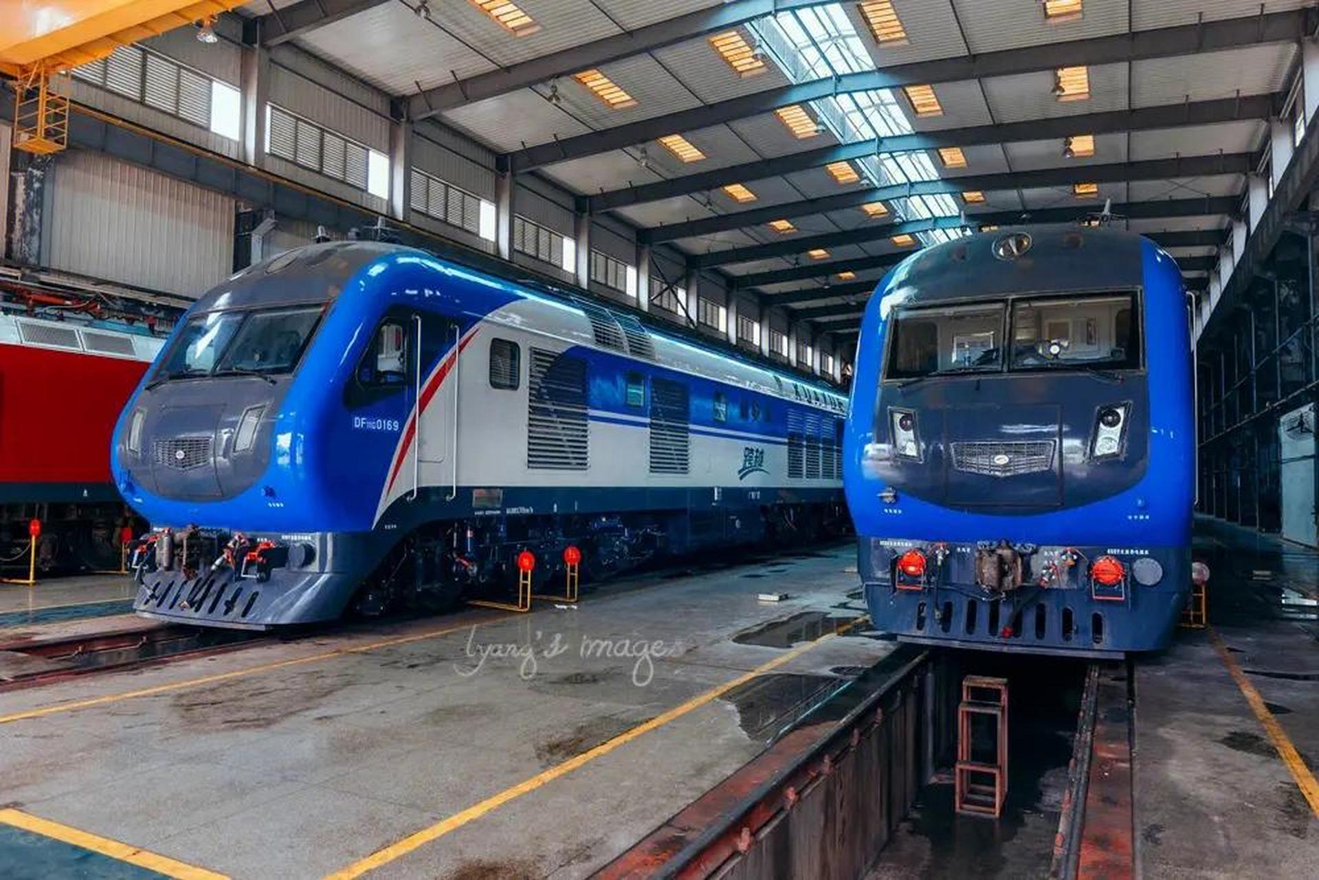 东风11g型内燃机车(df11g),是中国铁路使用的固定重联准高速柴油机车