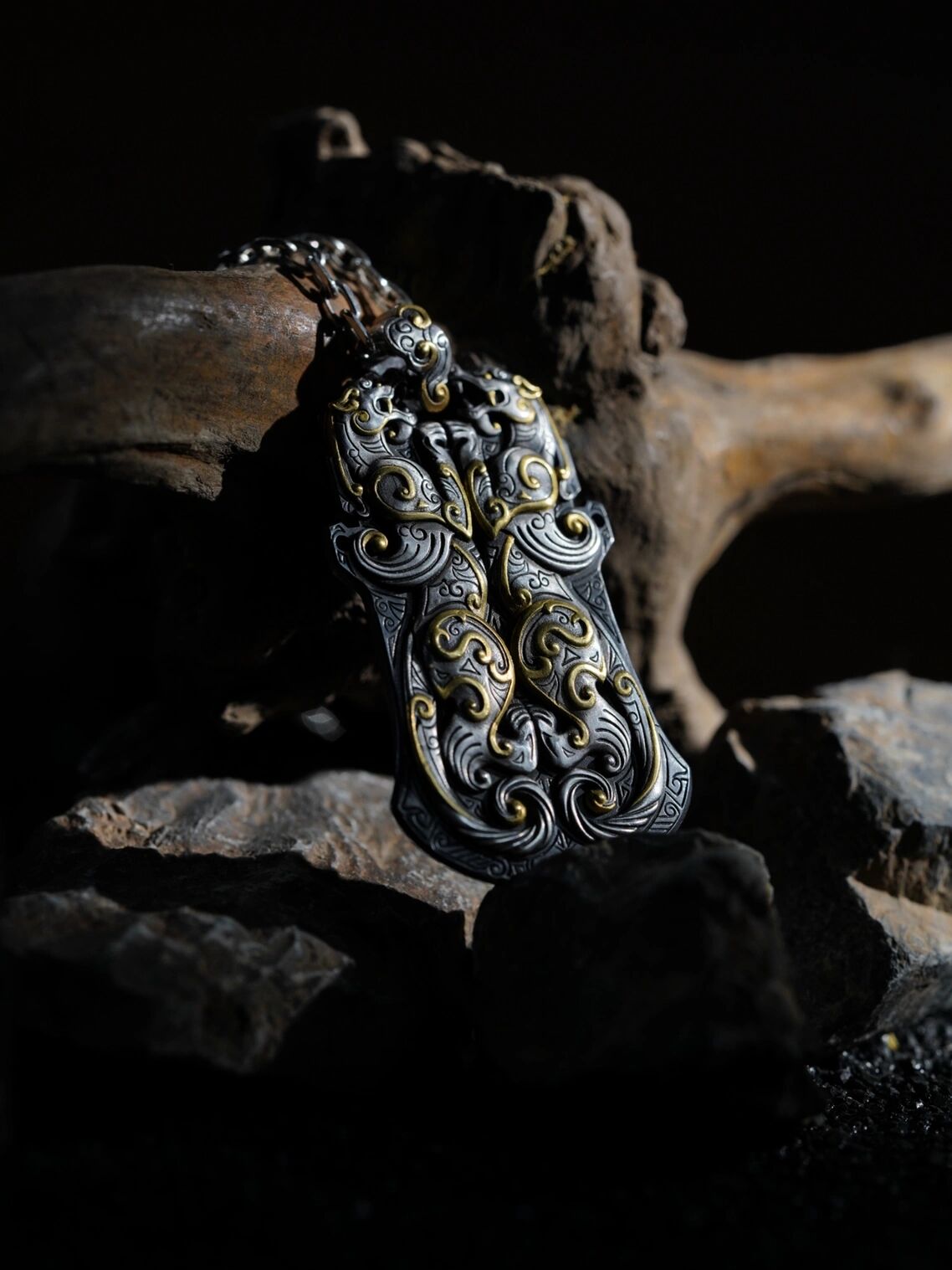 很多人说这个图案是龙,其实也没错,因为螭龙和螭虎之间只是一个有鳞