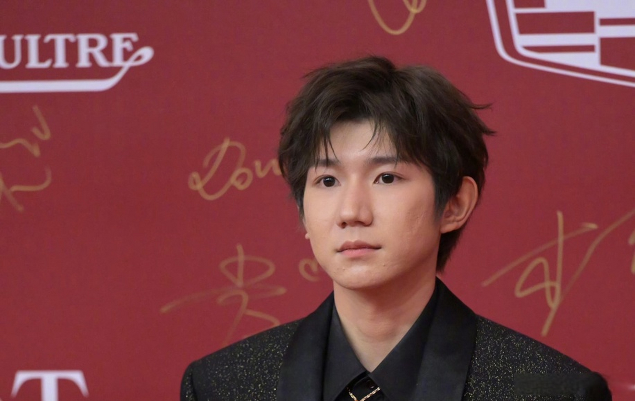 王源皮肤一直都挺差的感觉,虽然化了妆,但还是遮不住脸上的坑洼不平