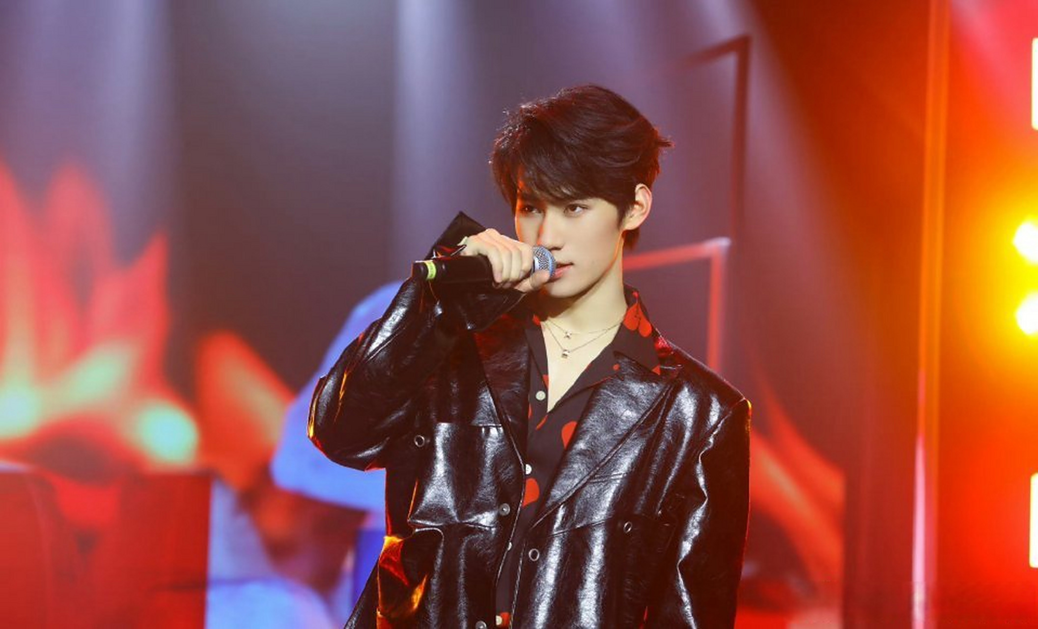 期待张老师新歌大火,最近也有在一直听哦,很燃#张真源皮衣套装抓拍