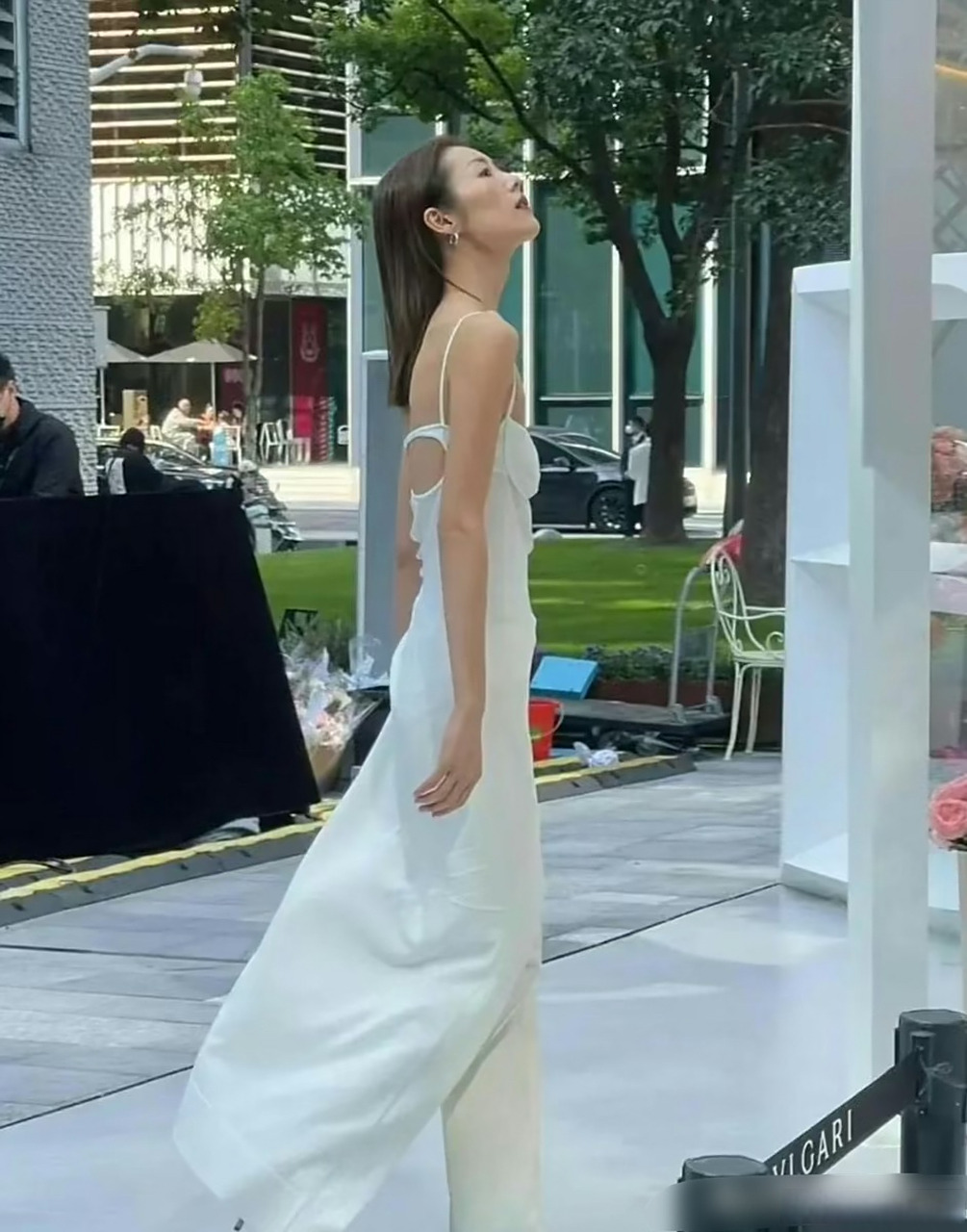 前胸贴后背,不说毫无美感,但确实看起来不太舒服.