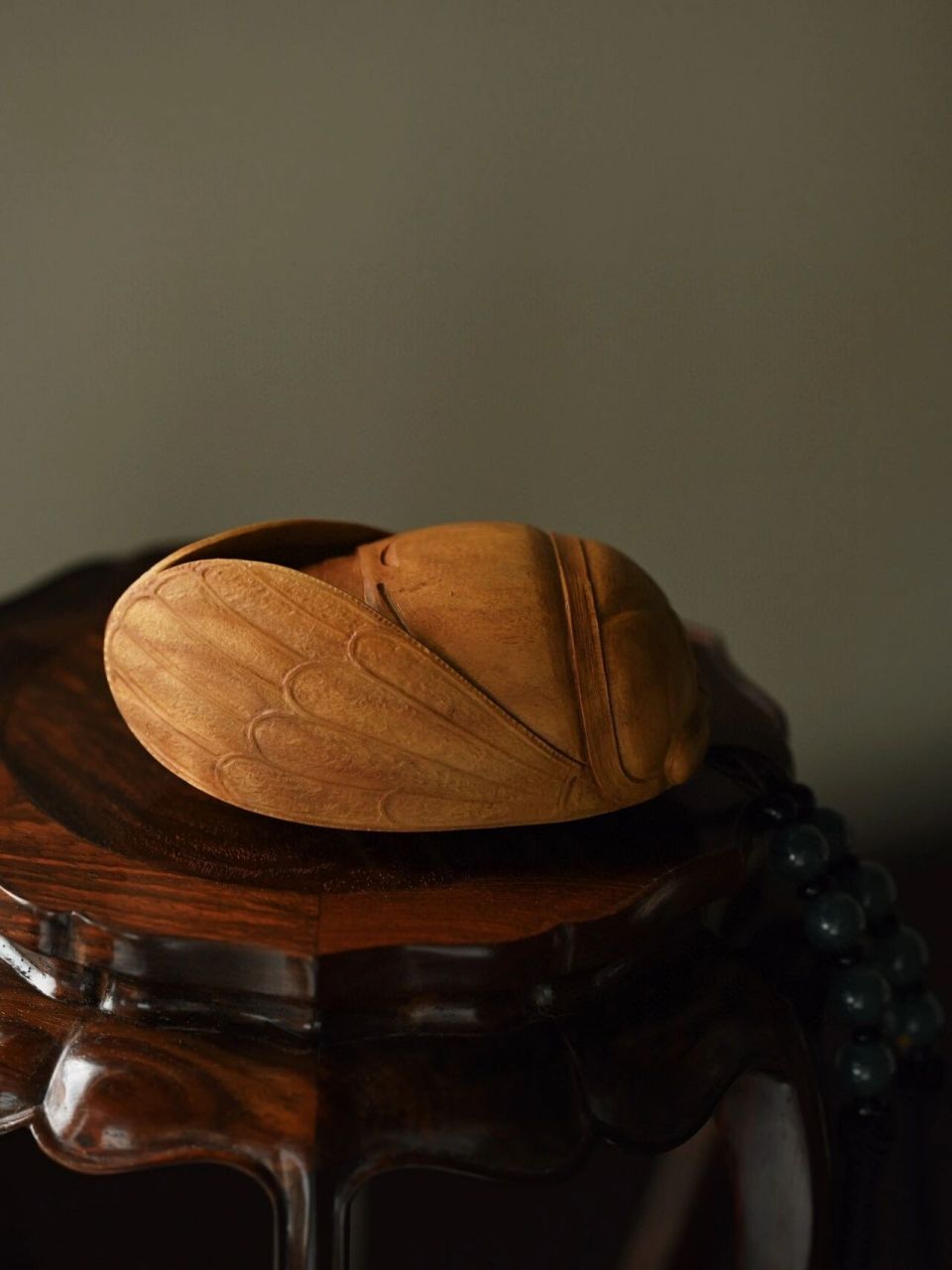 老山檀"一鸣惊人"手把件 料色清雅,雕琢一只古蝉,细节生动,寓意一鸣