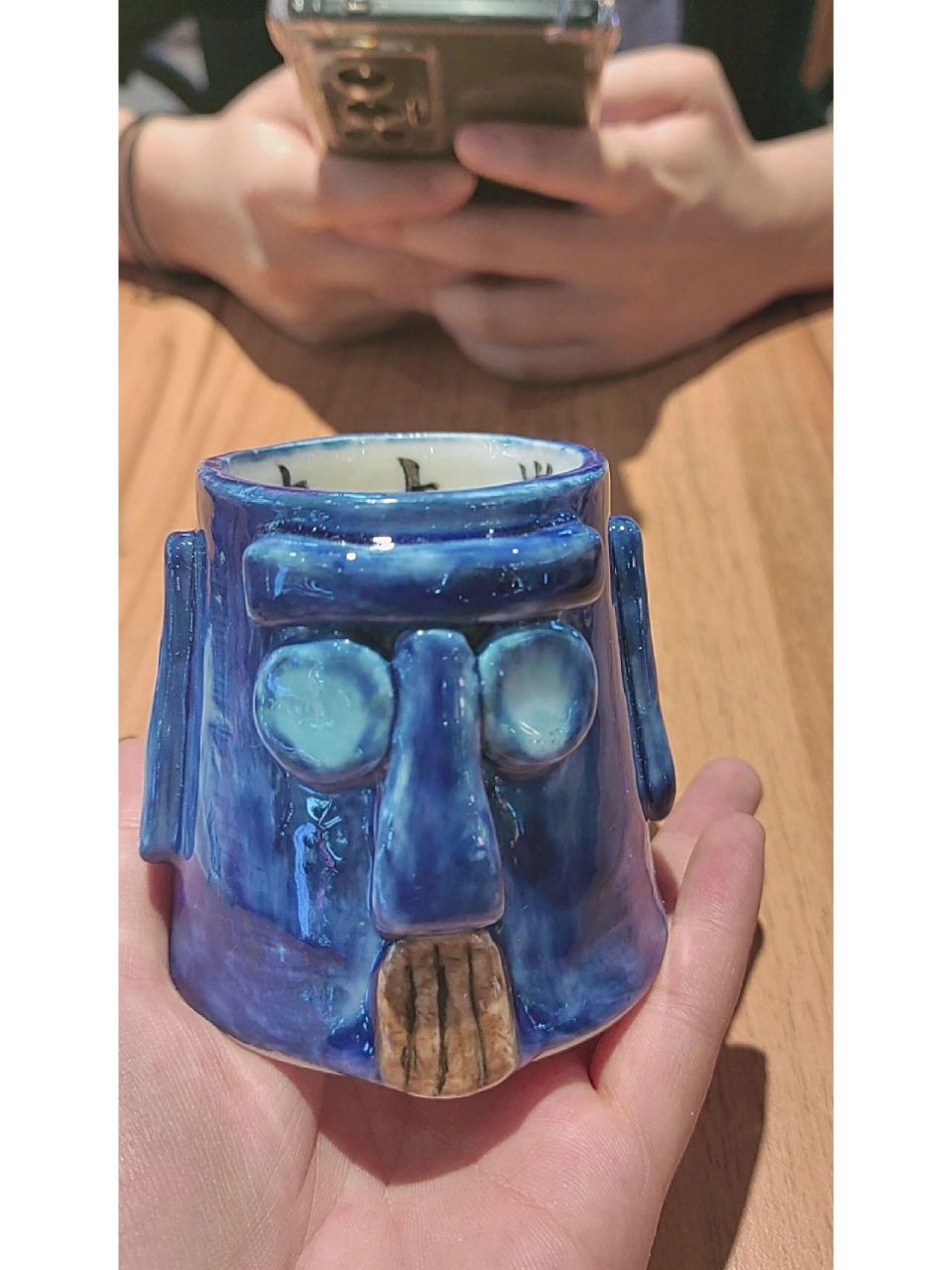 左滑帮我烧制章鱼哥的家      章鱼哥陶艺笔筒