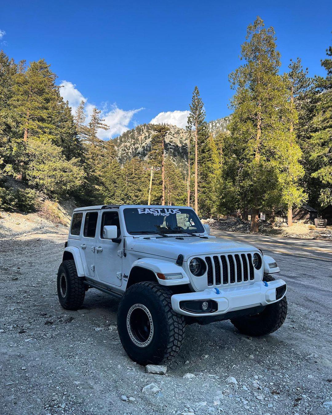 白色太酷啦 吉普 牧马人