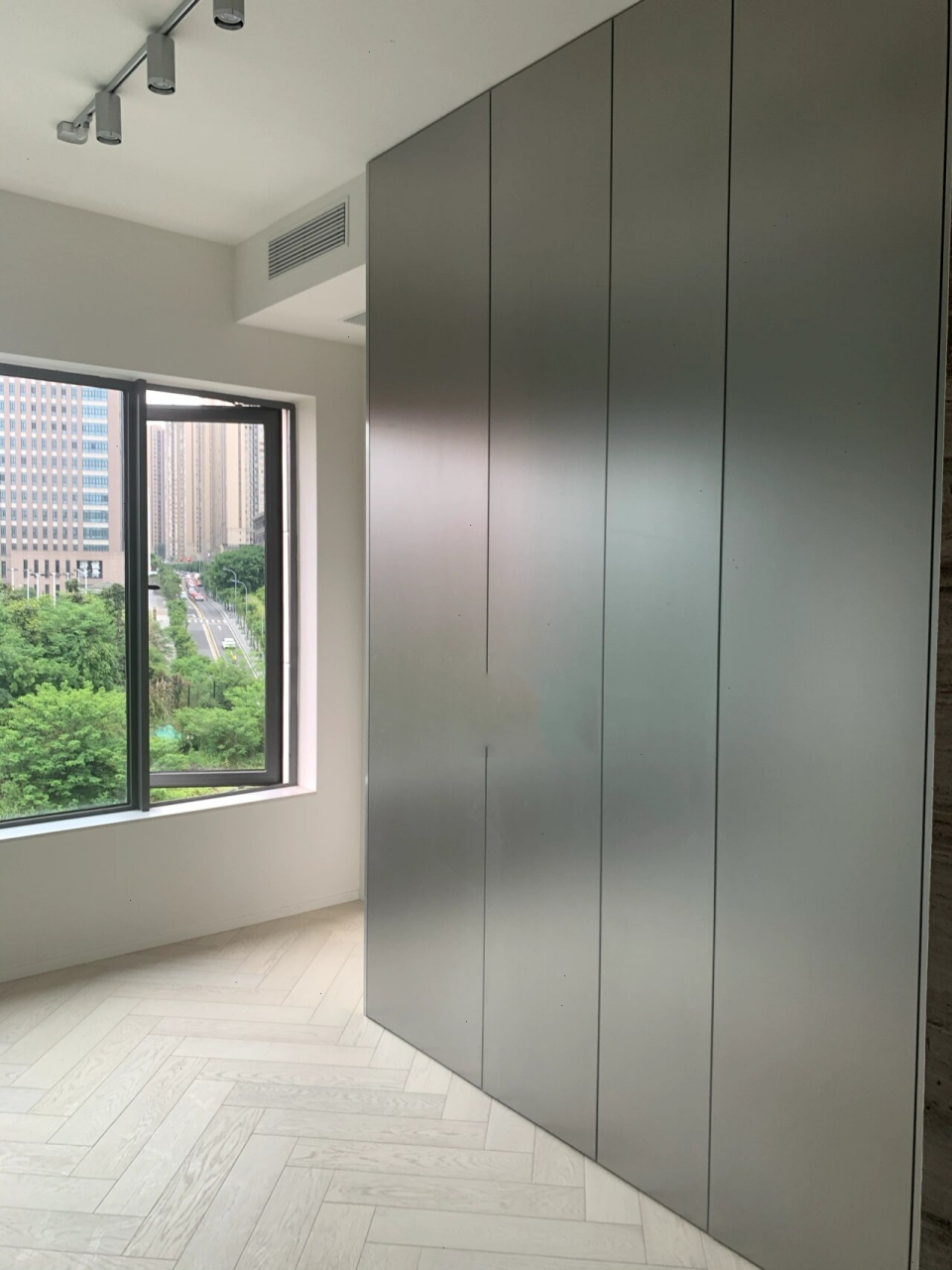 衣柜设计|不锈钢质感的顶天立地衣柜太帅99 为了让视觉更高给你们一