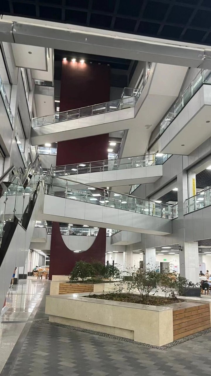 西华大学图书馆!大揭秘! 16615如图所示,首先环境是真的很不错!