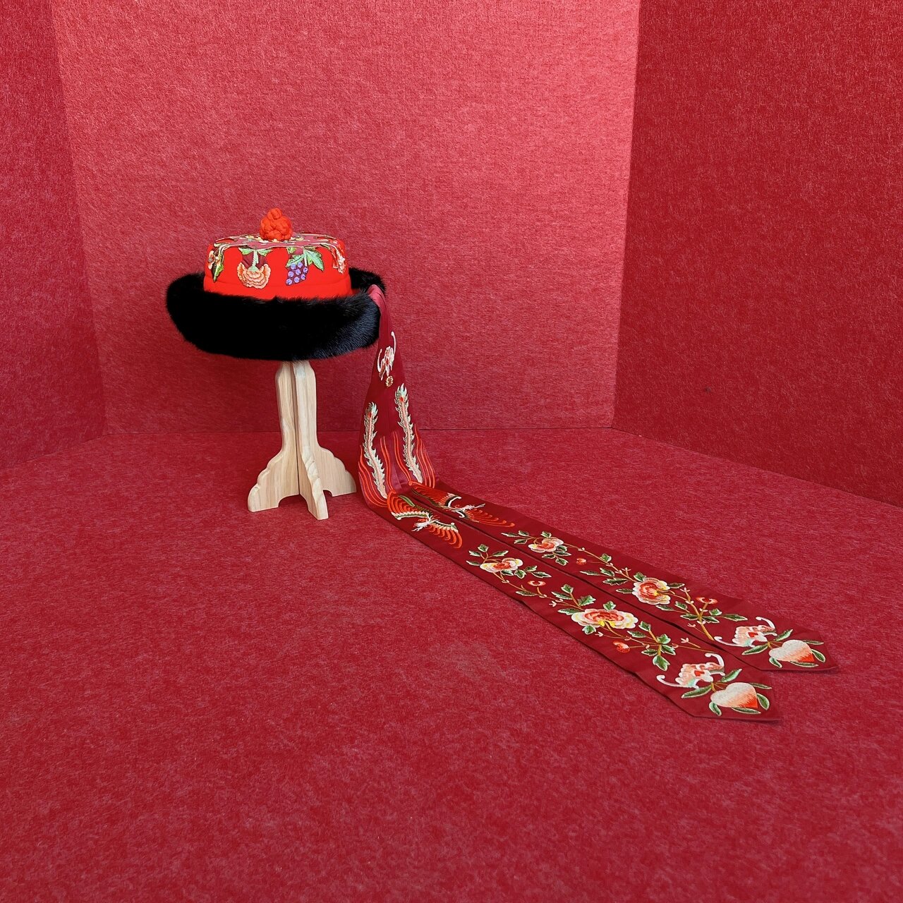 清代女子礼帽 满族女子冬冠/坤秋 坤秋帽:清宫档案中亦称为"飘带冠"