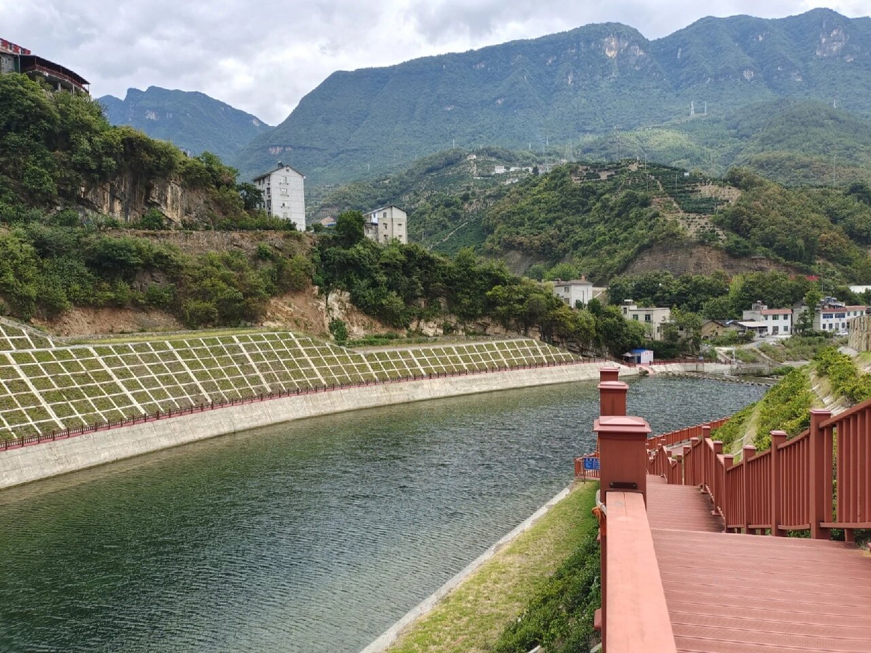 慢游宜昌_兴山古洞口水库 水库就在兴山县城边上,坝下有小公园供市民