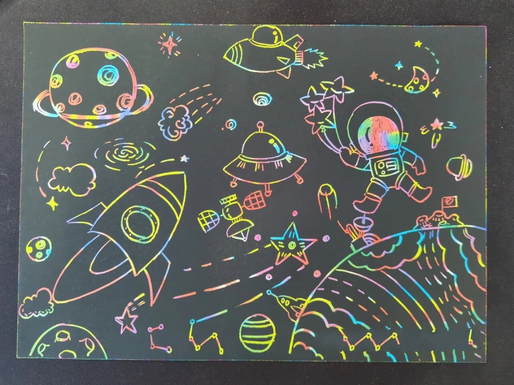 刮画纸•太空 今天给三年级学生上课,顺便画了一张.