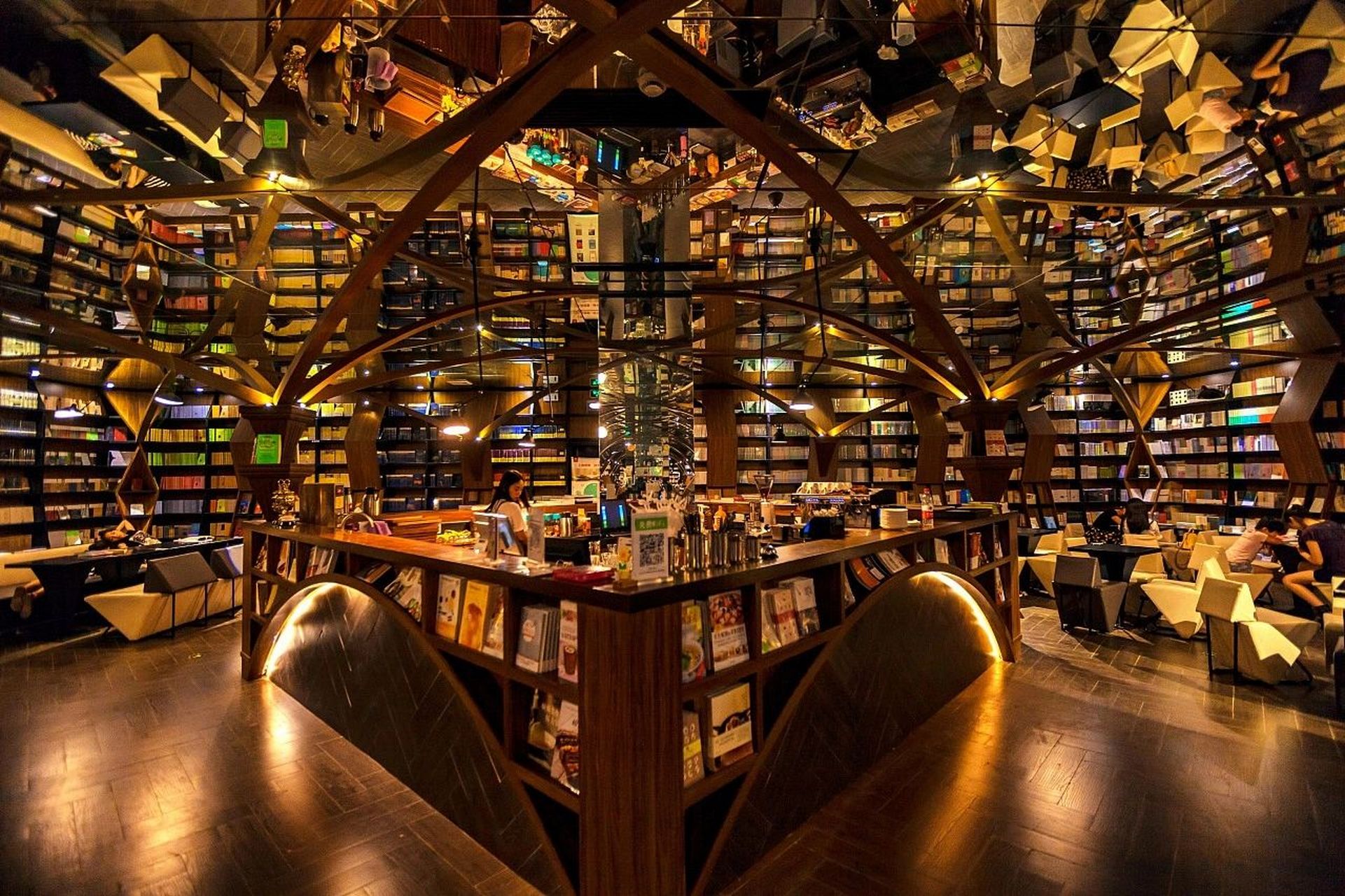 "最美书店"钟书阁 落址天津意风街75 被誉为"最美书店"的钟书阁,真