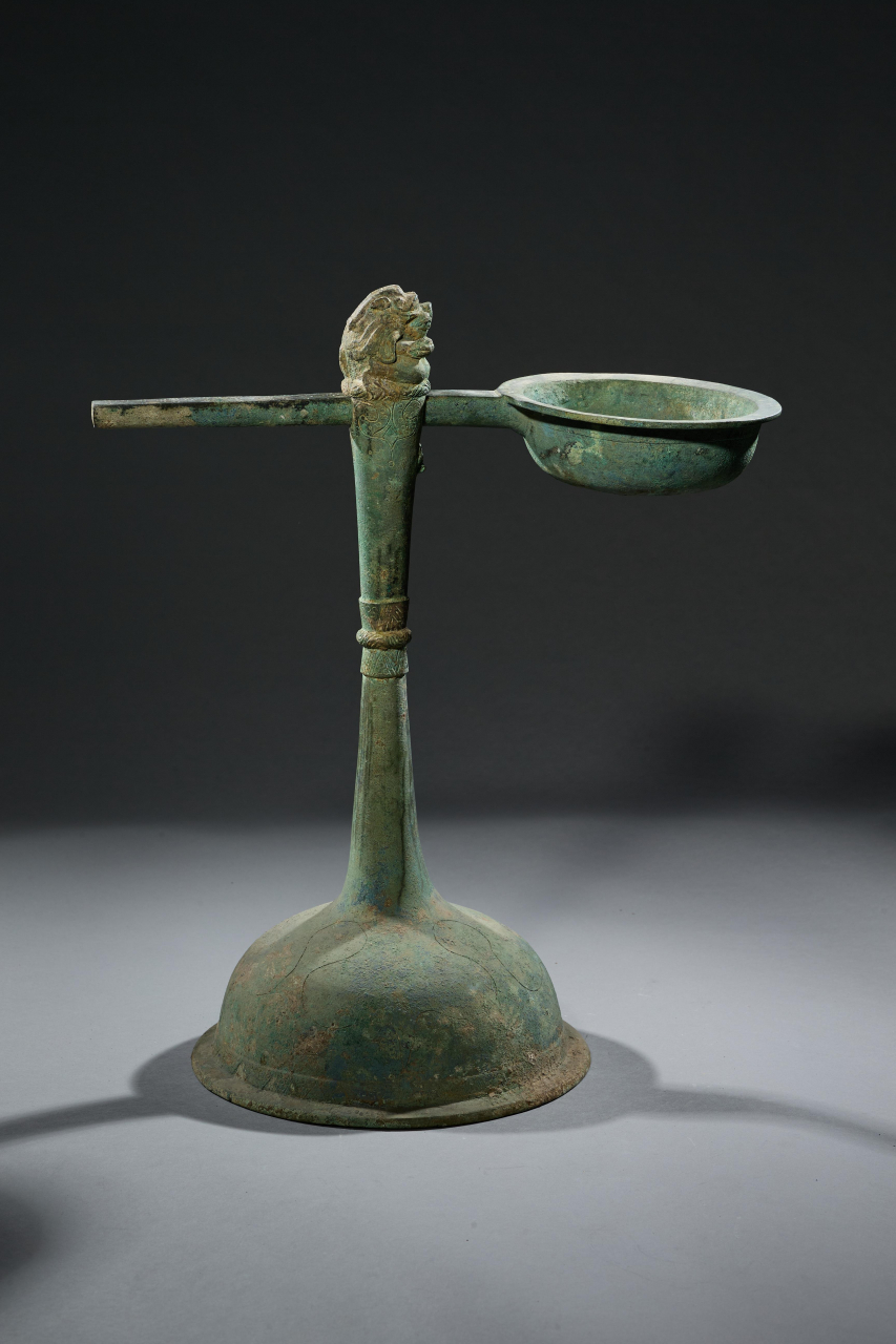 【#古代的熨斗功能好全#】东汉刻度天禄架铜熨斗,由支架,熨斗两部分