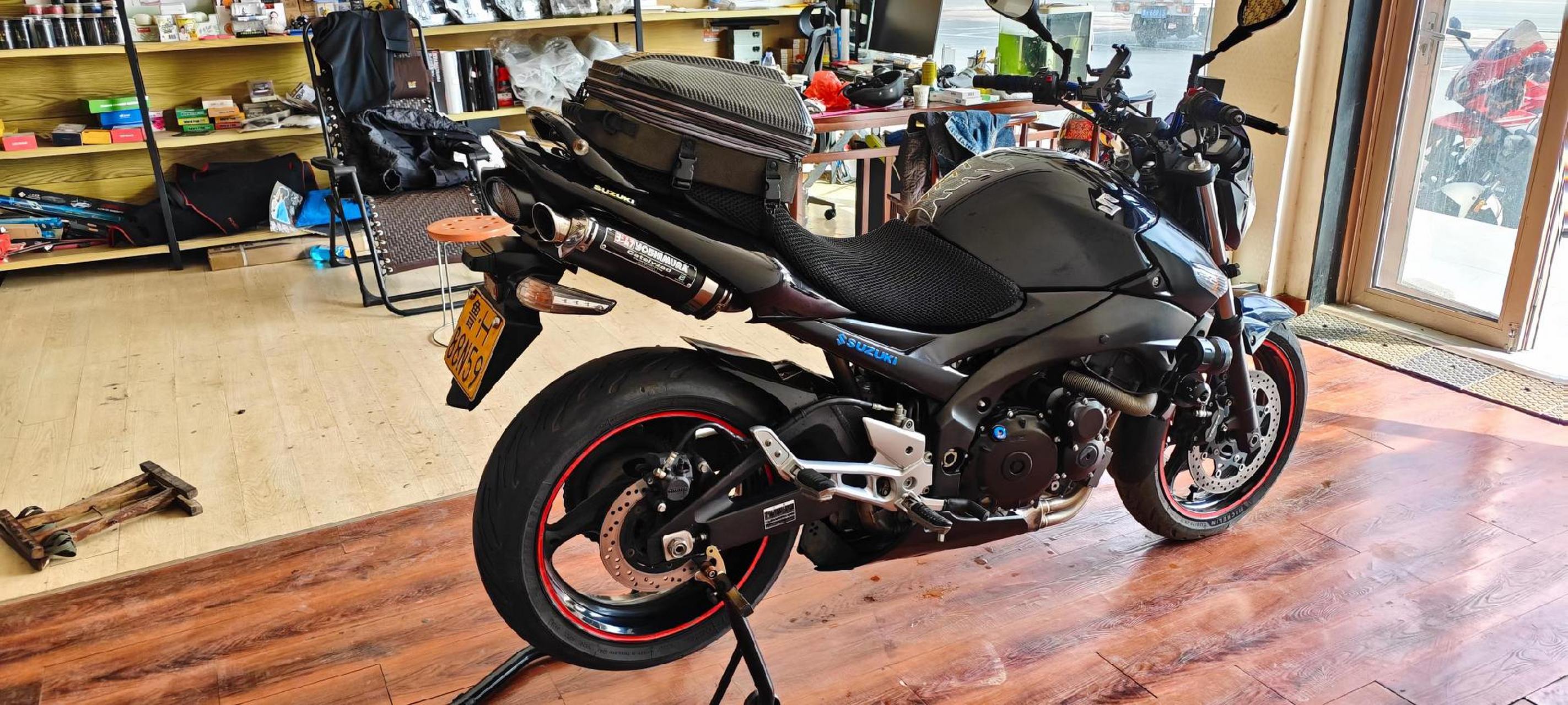 出铃木bk400,gsr400,行星400.四缸电喷400排量,16000转速.