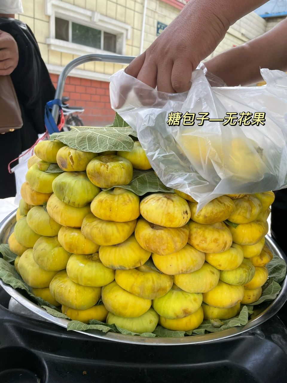 新疆无花果—糖包子 在乌鲁木齐做核酸的时候 街头一个人推着自行车