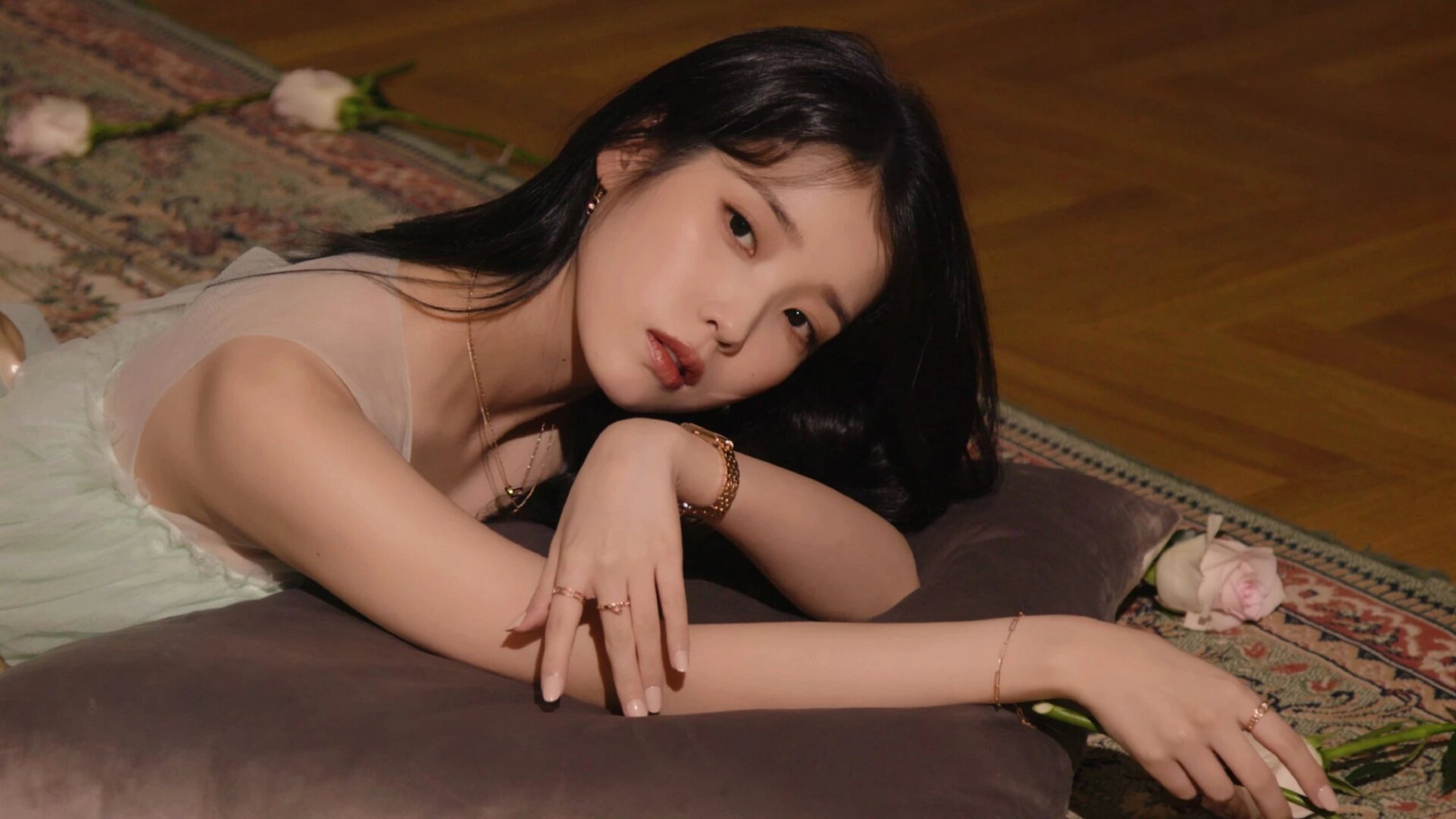 李知恩iu绝美壁纸 玫瑰留在了盛夏,谷底也会开花.