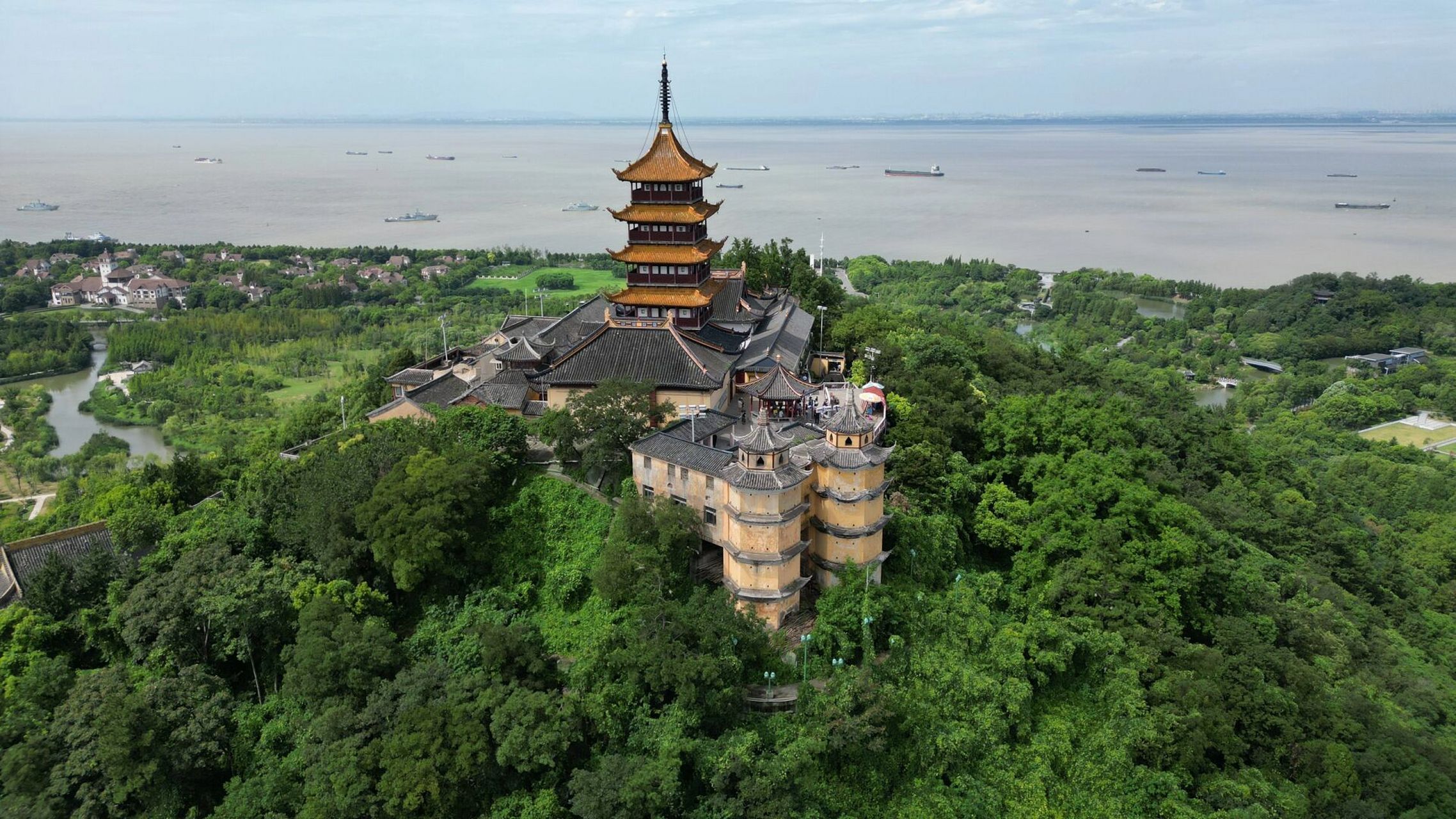 南通狼山 狼山高度也就107米 上山用时不到20分钟 山顶有一座唐代古刹