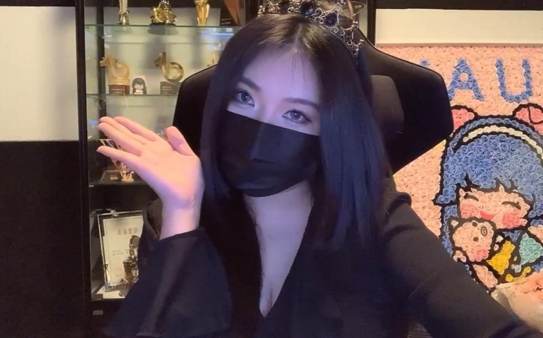 小团团生日露脸直播,御姐风萝莉音获好评,"深v"新造型变瘦了 斗鱼主播