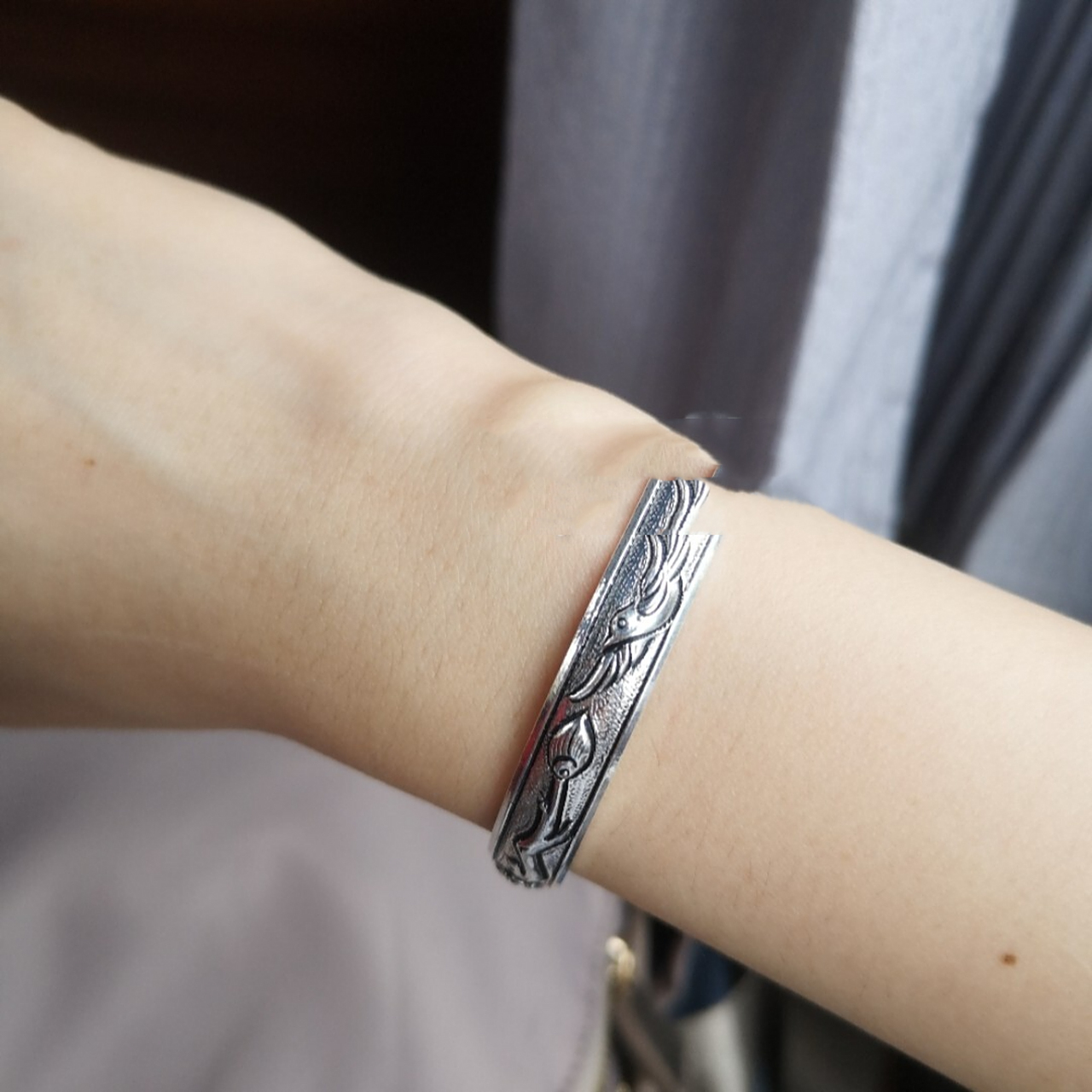 超显白 | 瑞银鸟手工浮雕老银手镯 今天入手了一个潘大师手工浮雕的老