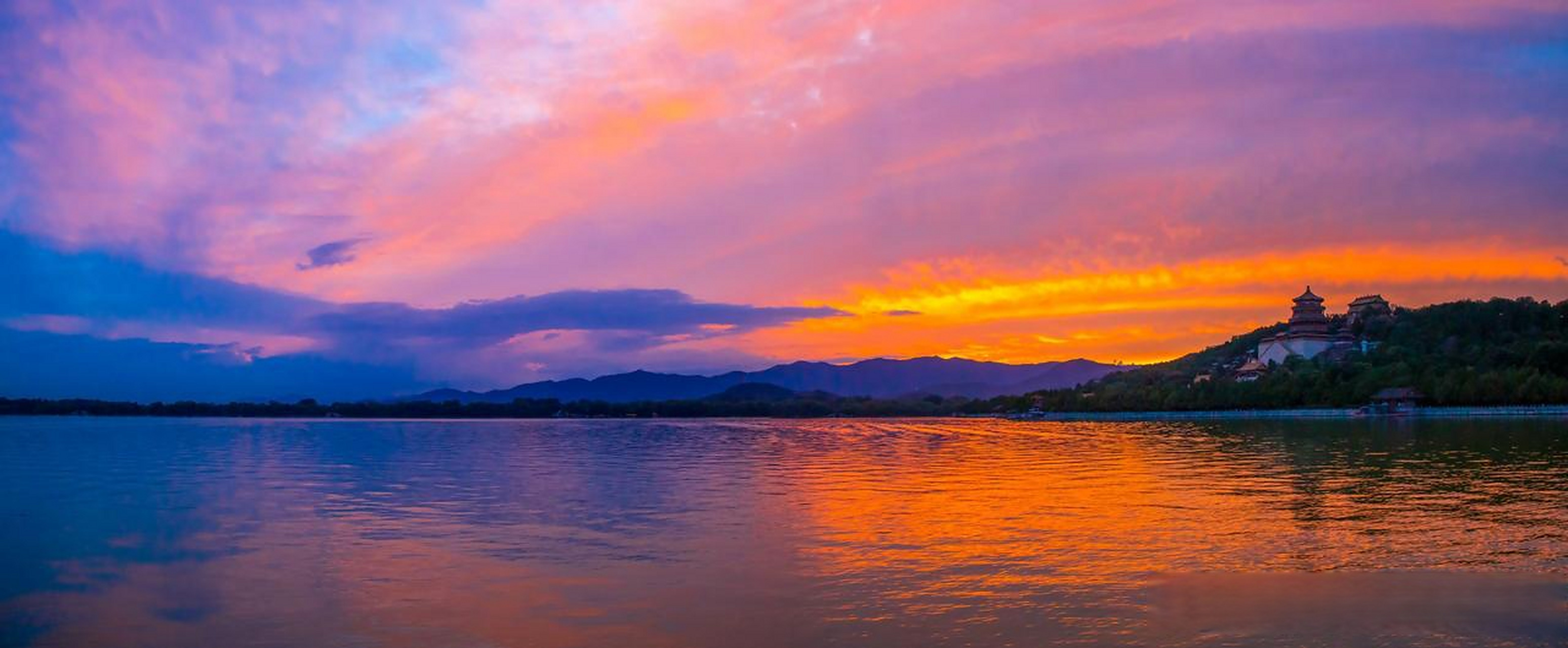 北京头条 记忆中最美的颐和园晚霞～傍晚时分,天边出现了一抹金光