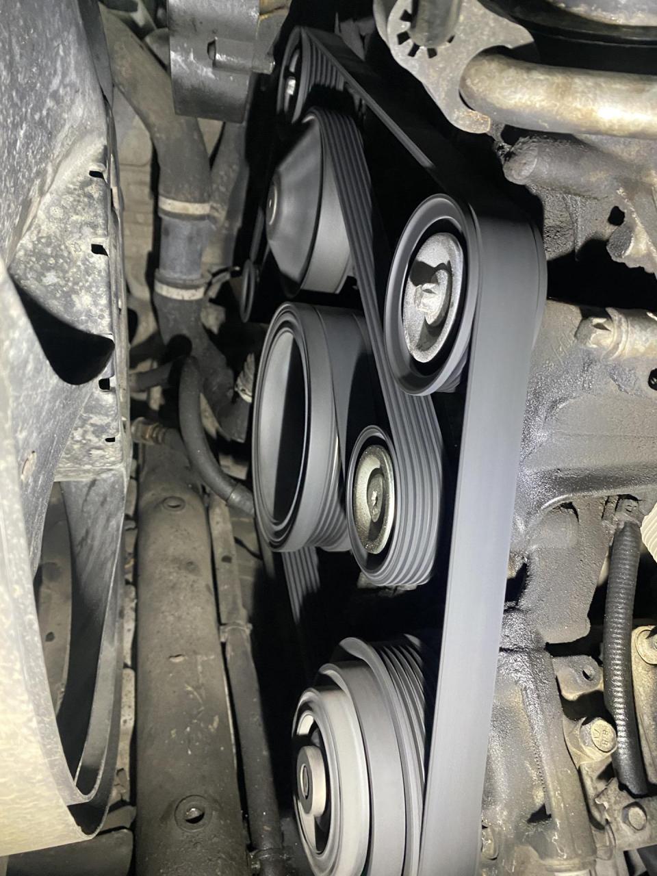 奔驰276发电机皮带安装