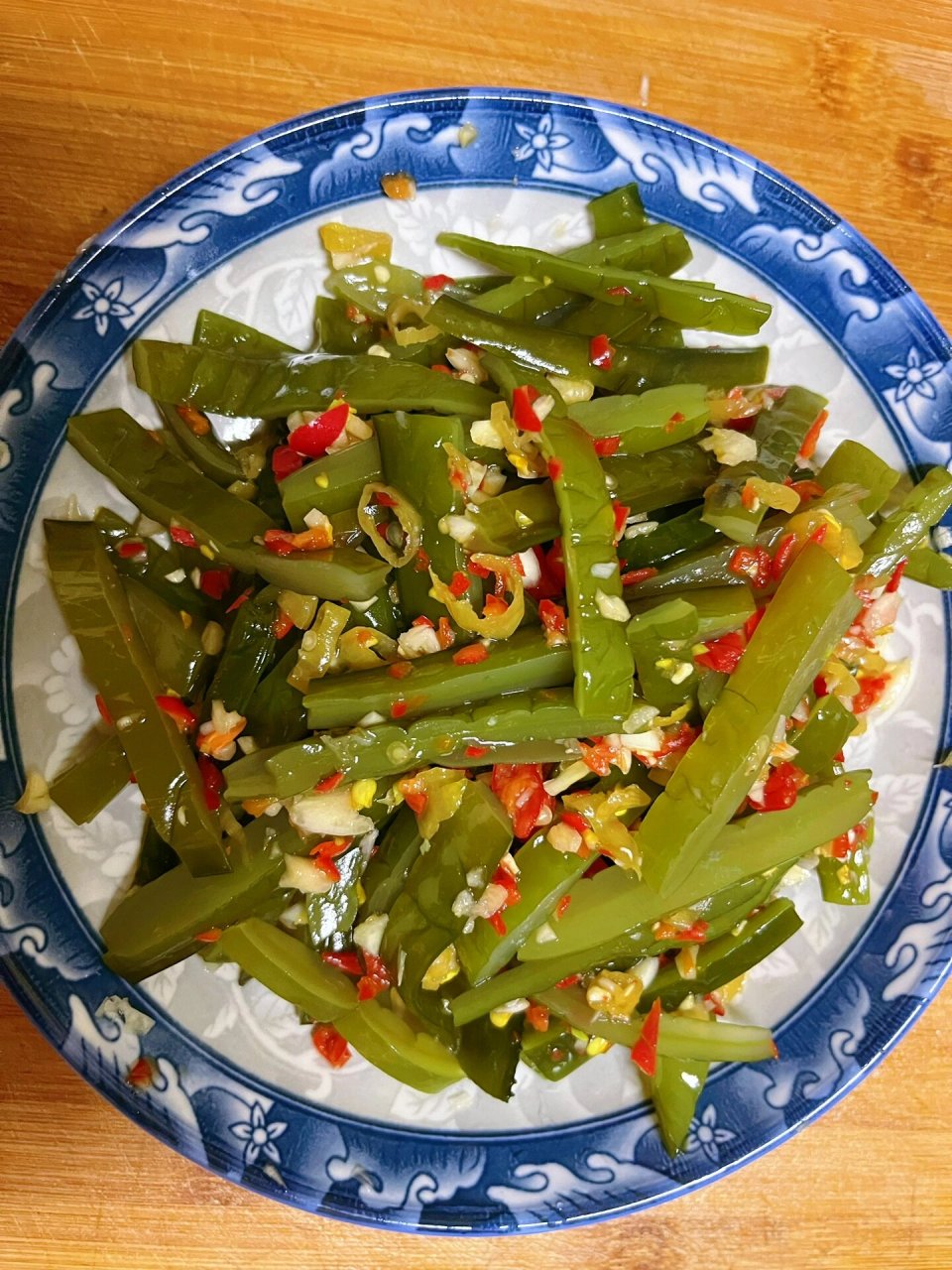 家庭版绝味鸭脖中的酸辣海白菜 主菜:海白菜 配料:大蒜,泡野山椒,红