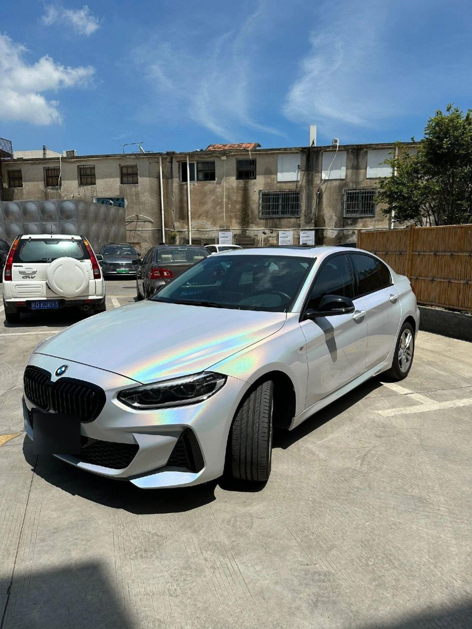 一款特别适合女孩子的改色膜哦 车型:宝马120 改色膜:七彩镭射白 没有